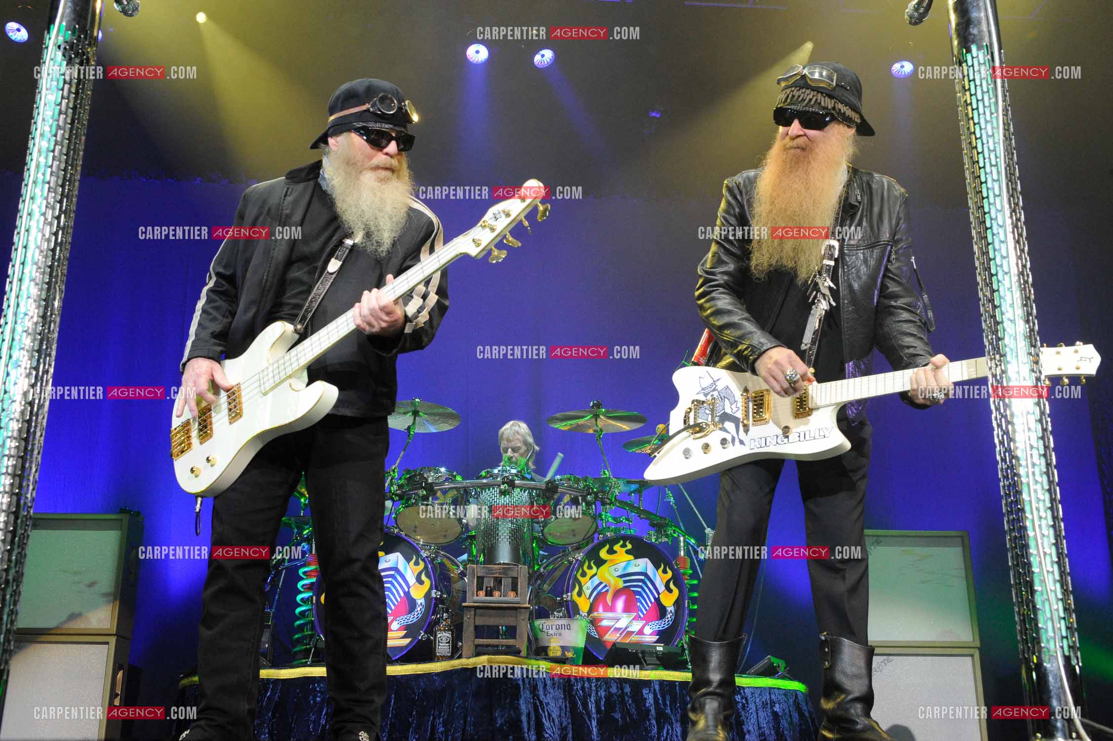Le groupe de blues rock américain ZZ TOP composé de Dusty Hill et de Billy Gibbons en concert au Zénith de Paris en 2008.