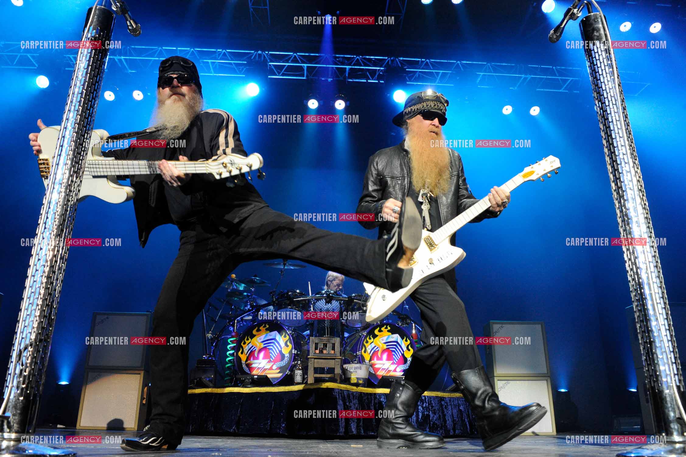 Le groupe de blues rock américain ZZ TOP composé de Dusty Hill et de Billy Gibbons en concert au Zénith de Paris en 2008.