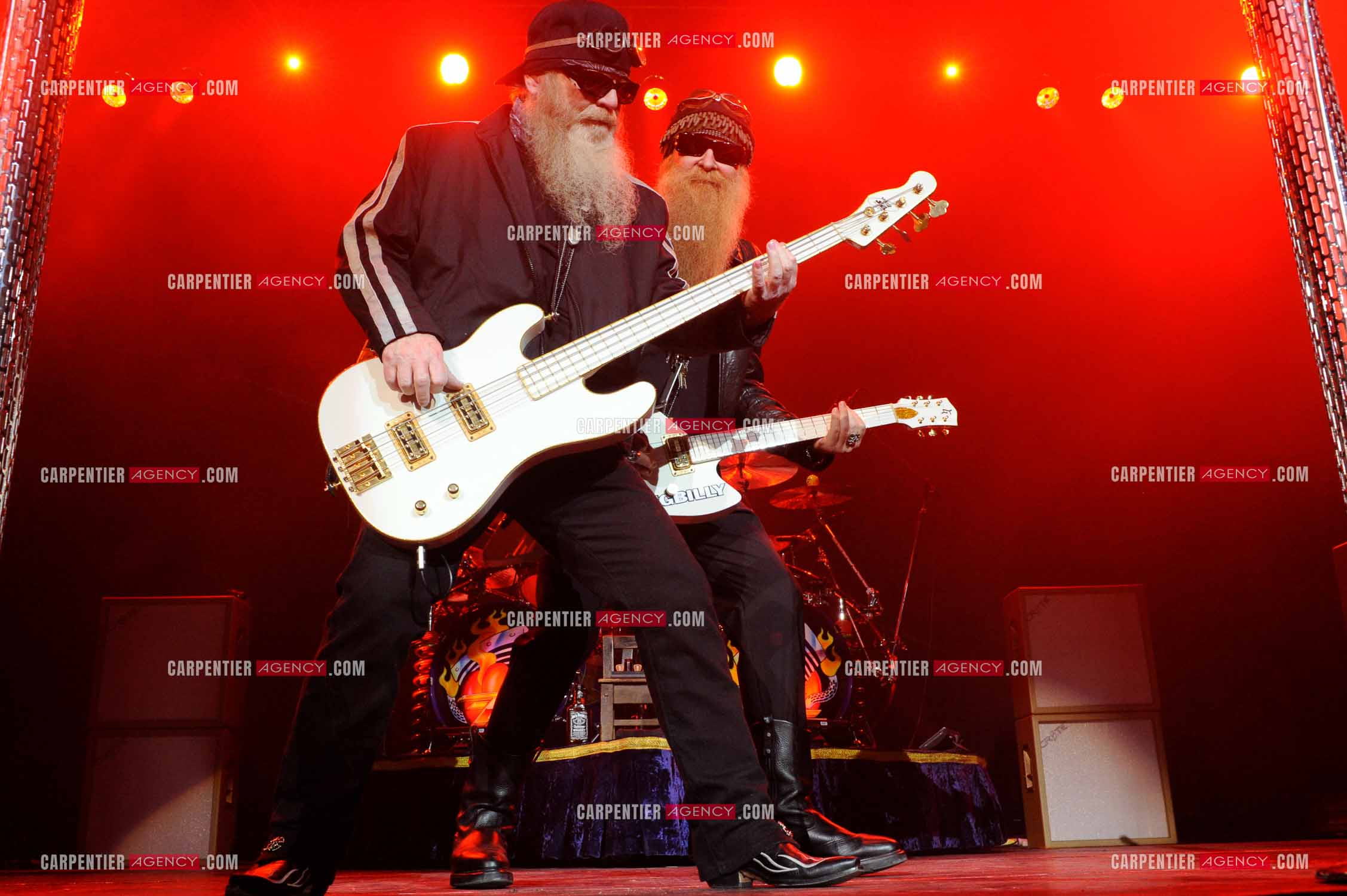 Le groupe de blues rock américain ZZ TOP composé de Dusty Hill et de Billy Gibbons en concert au Zénith de Paris en 2008.
