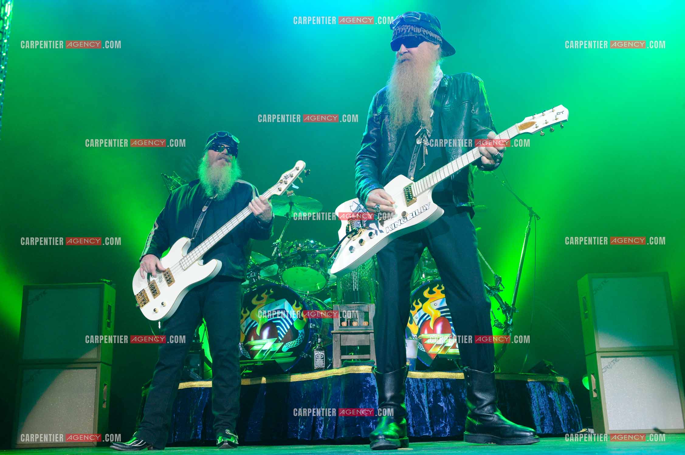 Le groupe de blues rock américain ZZ TOP composé de Dusty Hill et de Billy Gibbons en concert au Zénith de Paris en 2008.
