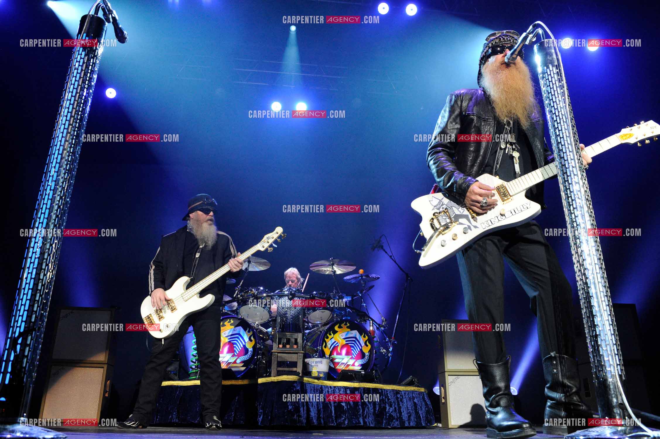 Le groupe de blues rock américain ZZ TOP composé de Dusty Hill et de Billy Gibbons en concert au Zénith de Paris en 2008.