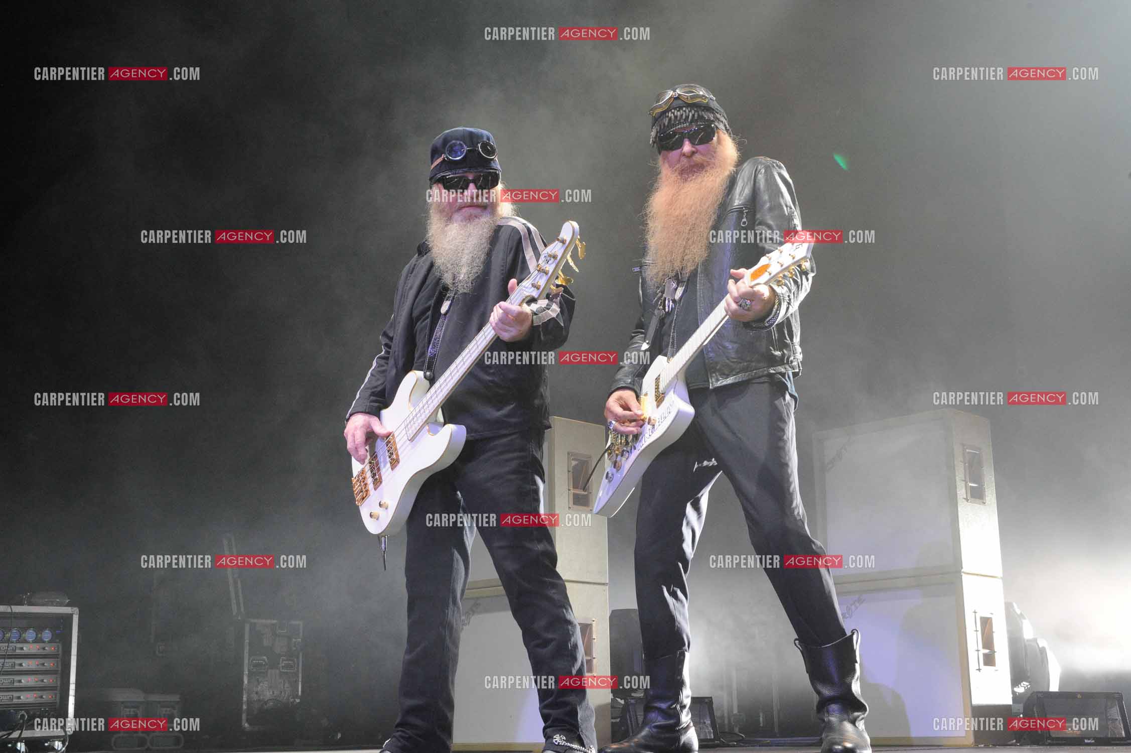 Le groupe de blues rock américain ZZ TOP composé de Dusty Hill et de Billy Gibbons en concert au Zénith de Paris en 2008.