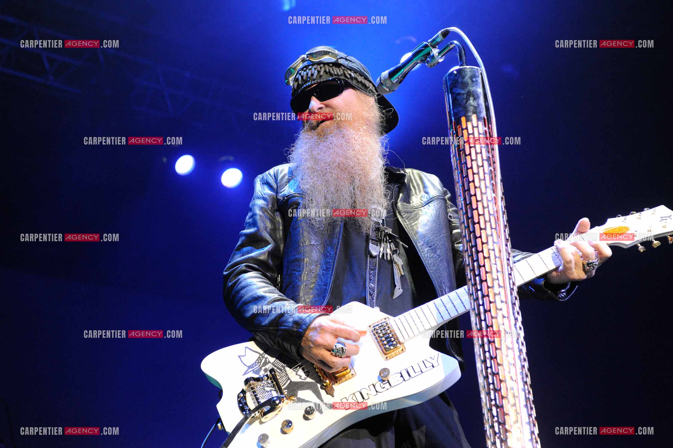 Le groupe de blues rock américain ZZ TOP composé de Dusty Hill et de Billy Gibbons en concert au Zénith de Paris en 2008.