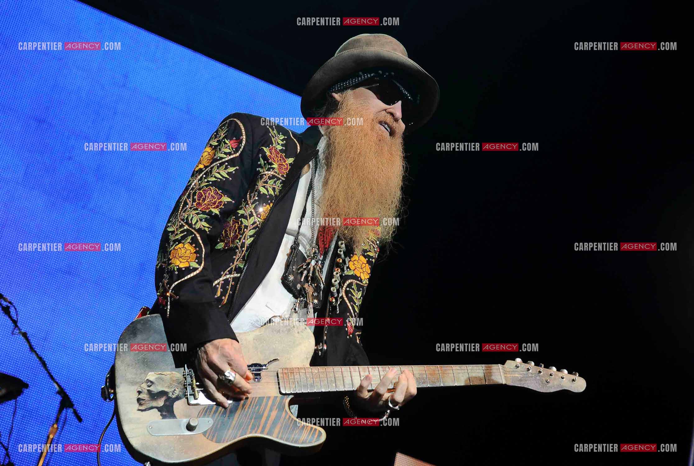 Le groupe de blues rock américain ZZ TOP composé de Dusty Hill et de Billy Gibbons en concert au Zénith de Paris en 2008.