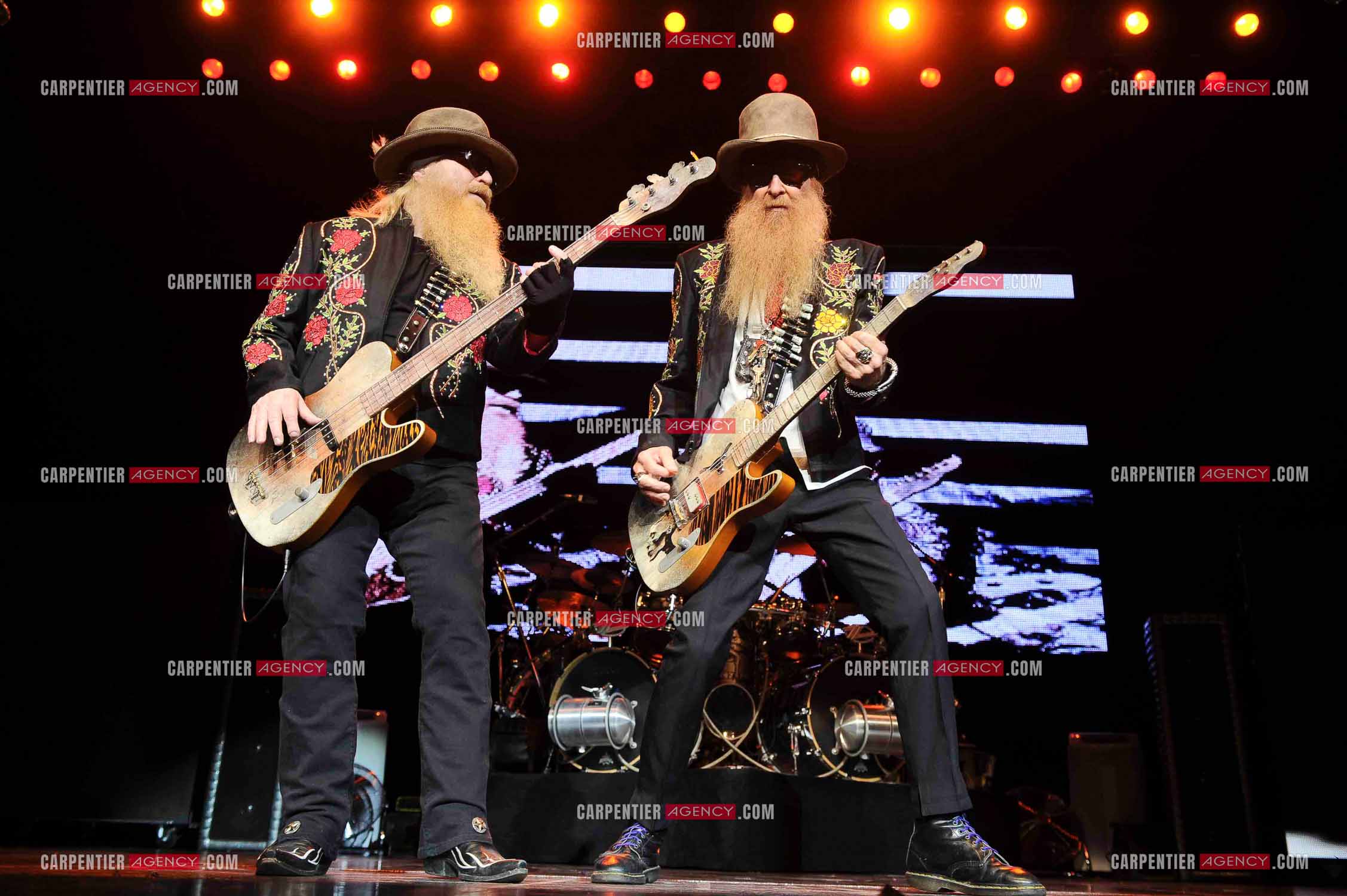 Le groupe de blues rock américain ZZ TOP composé de Dusty Hill et de Billy Gibbons en concert au Zénith de Paris en 2008.