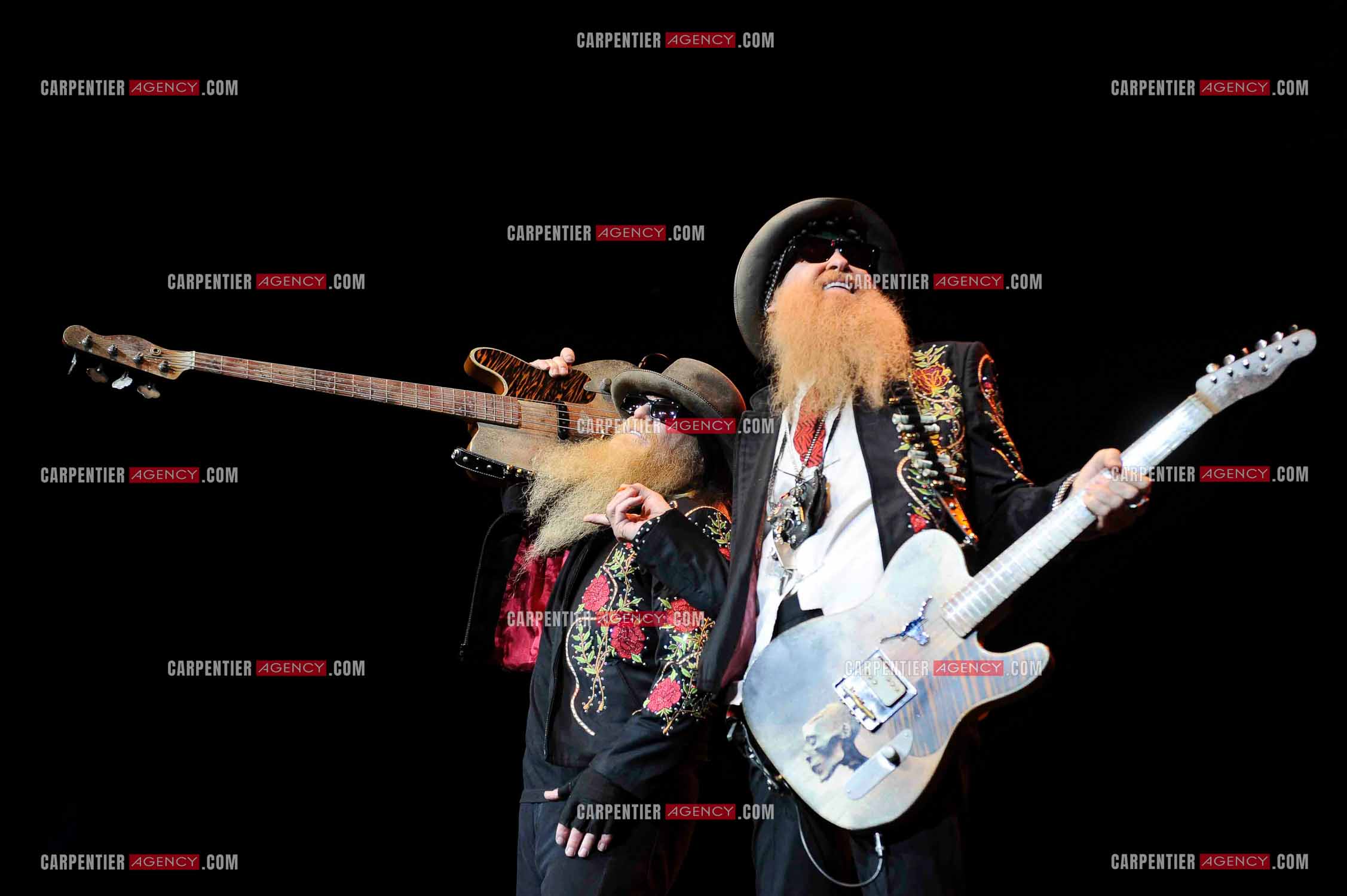 Le groupe de blues rock américain ZZ TOP composé de Dusty Hill et de Billy Gibbons en concert au Zénith de Paris en 2008.