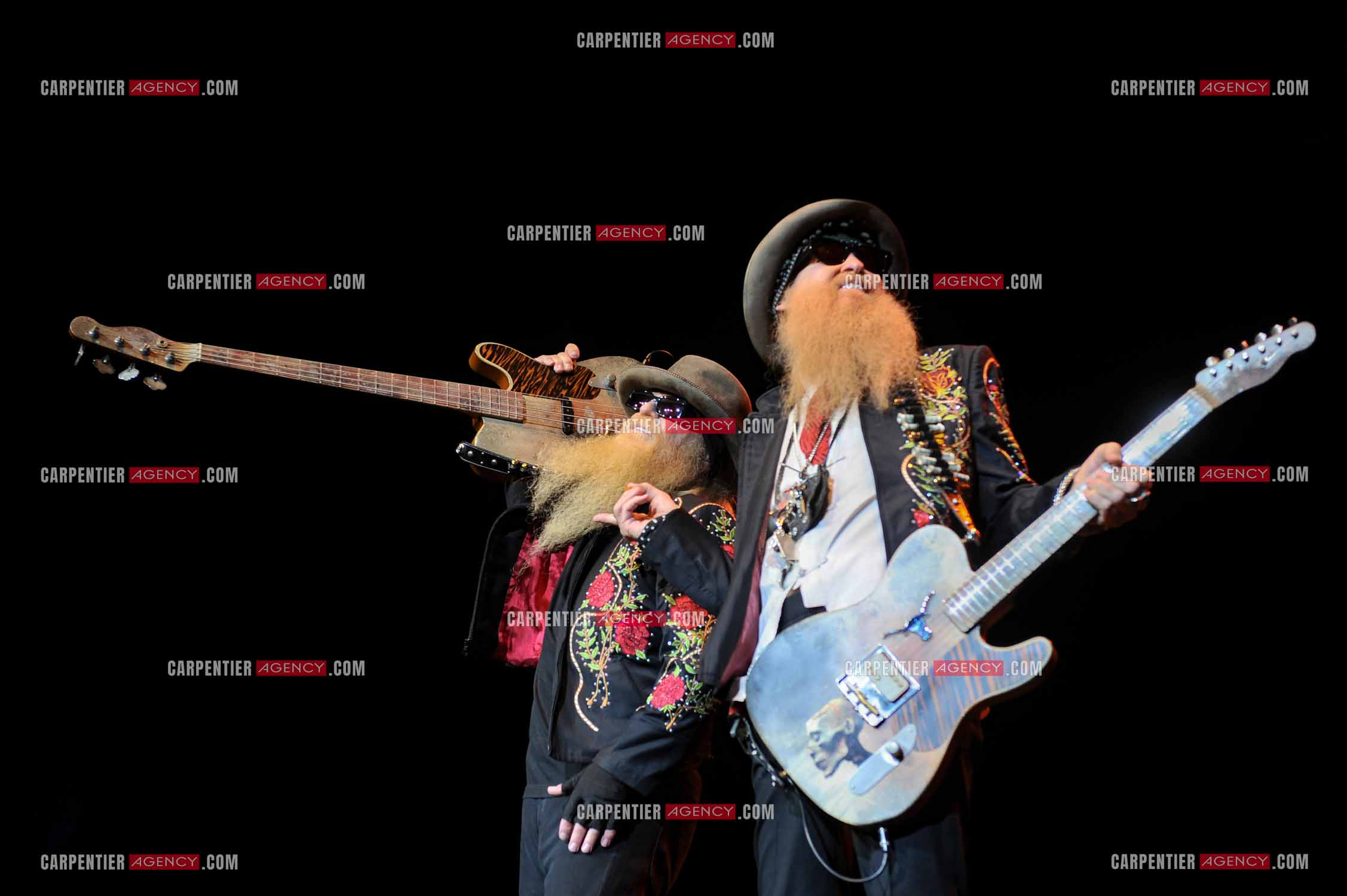 Le groupe de blues rock américain ZZ TOP composé de Dusty Hill et de Billy Gibbons en concert au Zénith de Paris en 2008.