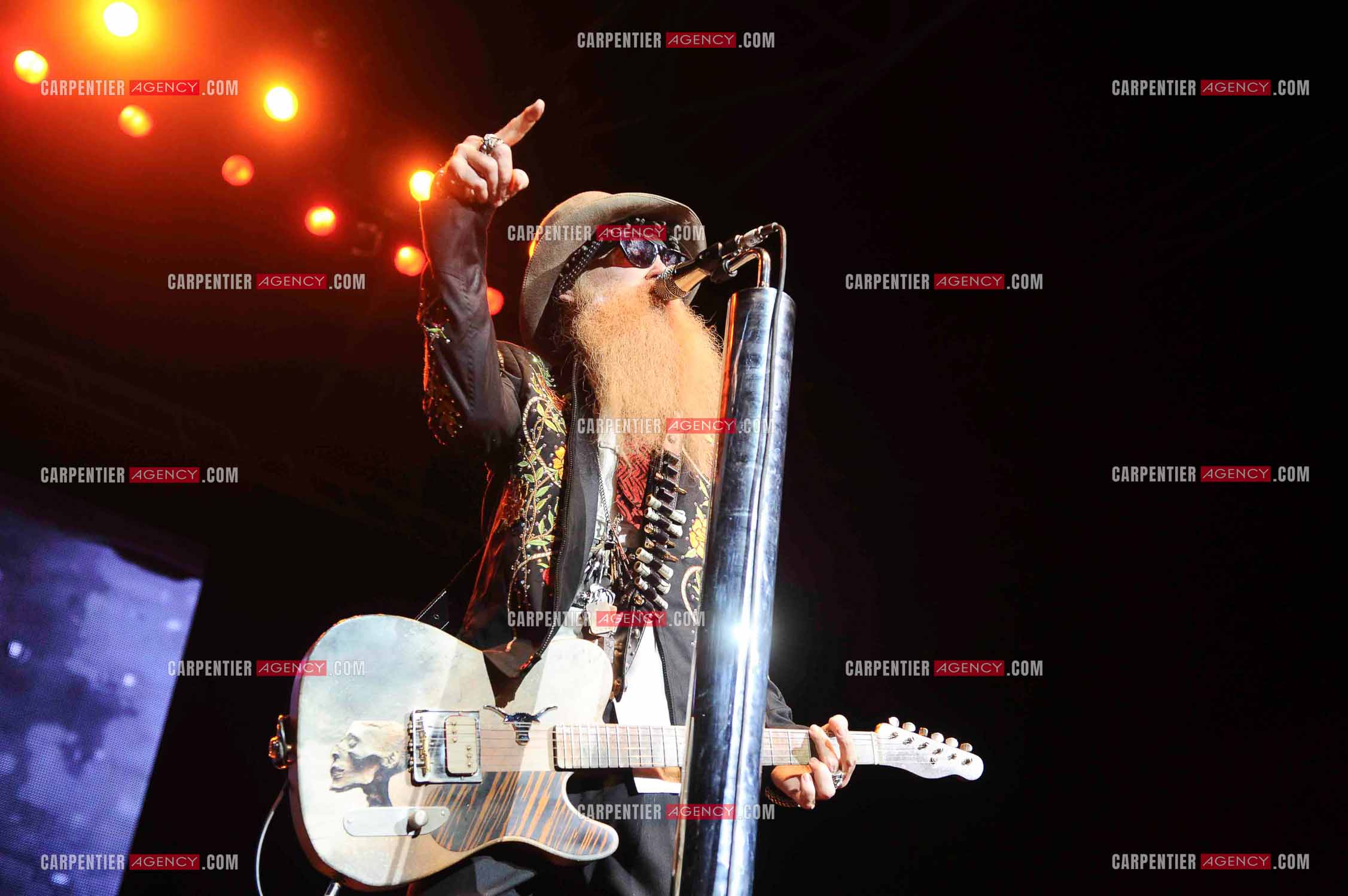 Le groupe de blues rock américain ZZ TOP composé de Dusty Hill et de Billy Gibbons en concert au Zénith de Paris en 2008.