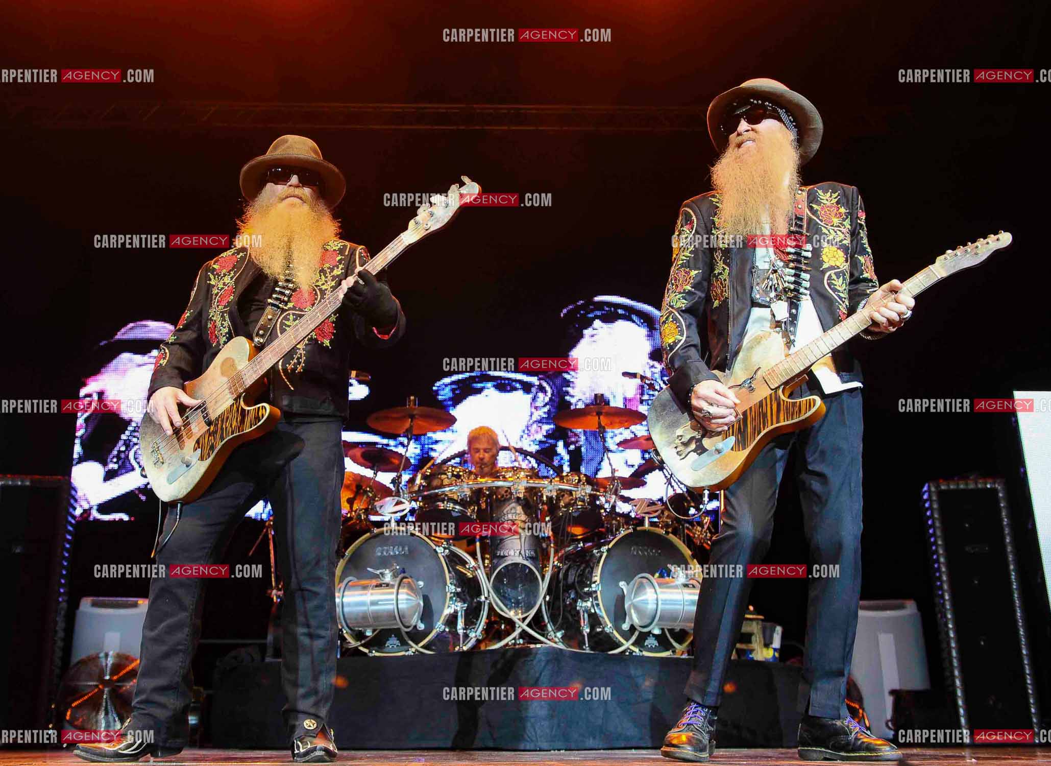 Le groupe de blues rock américain ZZ TOP composé de Dusty Hill et de Billy Gibbons en concert au Zénith de Paris en 2008.
