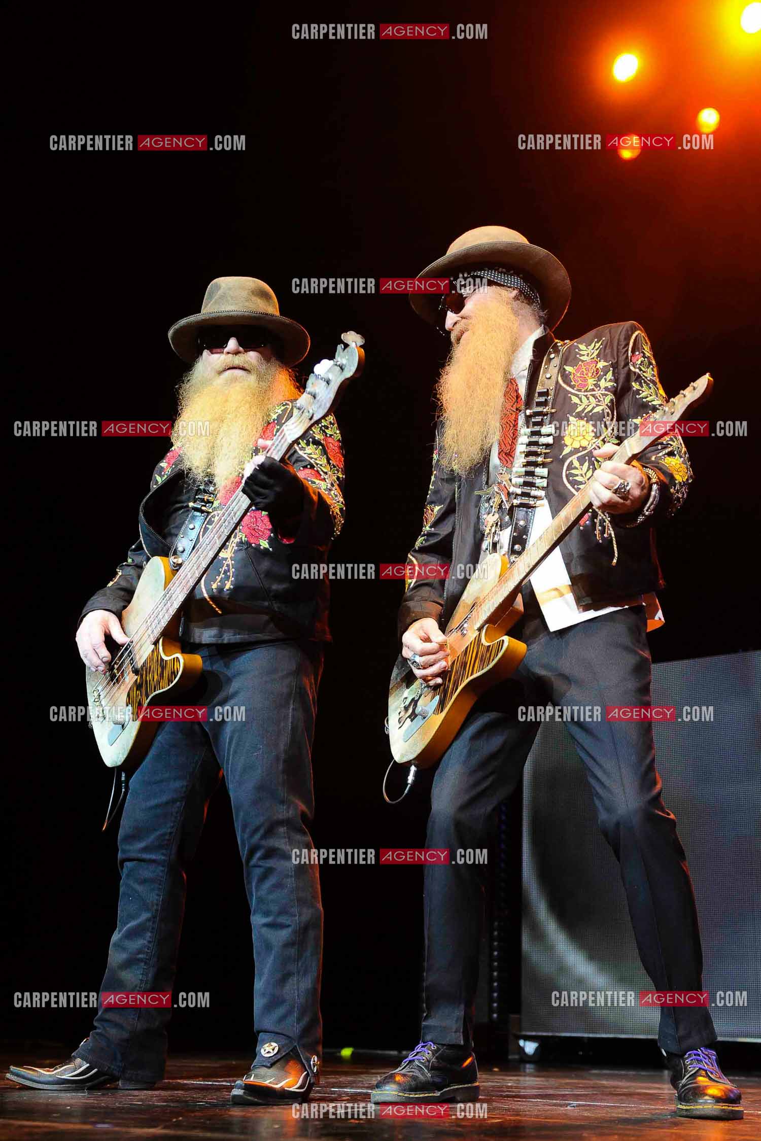 Le groupe de blues rock américain ZZ TOP composé de Dusty Hill et de Billy Gibbons en concert au Zénith de Paris en 2008.