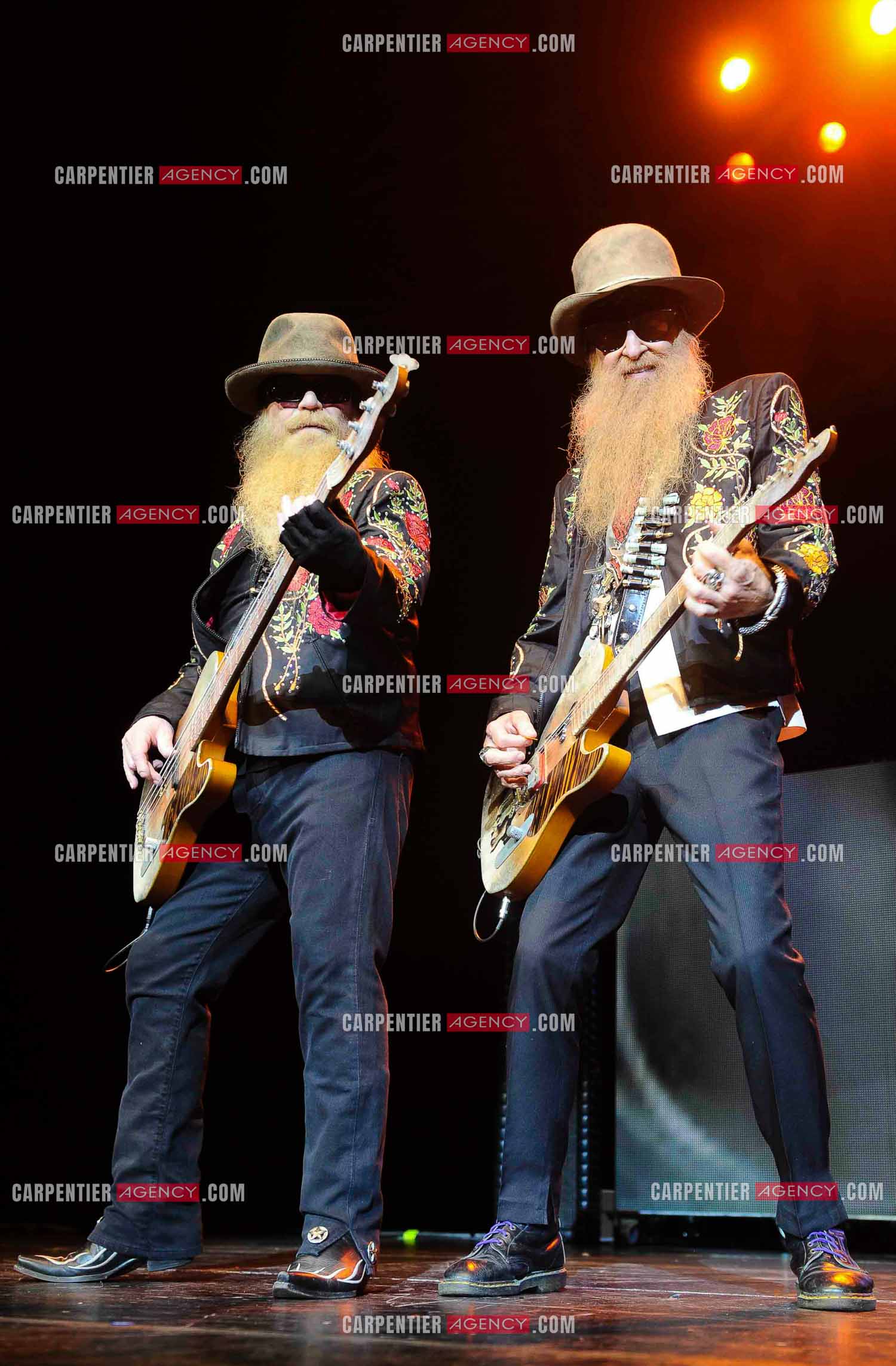 Le groupe de blues rock américain ZZ TOP composé de Dusty Hill et de Billy Gibbons en concert au Zénith de Paris en 2008.
