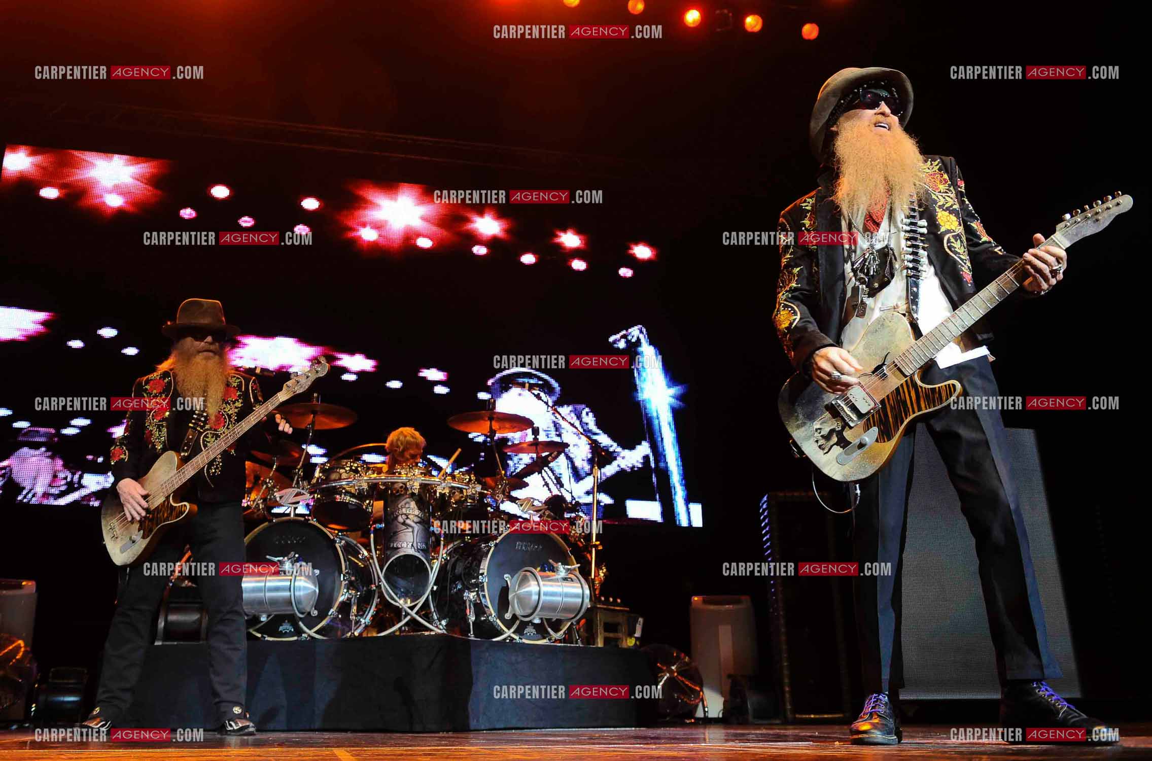 Le groupe de blues rock américain ZZ TOP composé de Dusty Hill et de Billy Gibbons en concert au Zénith de Paris en 2008.