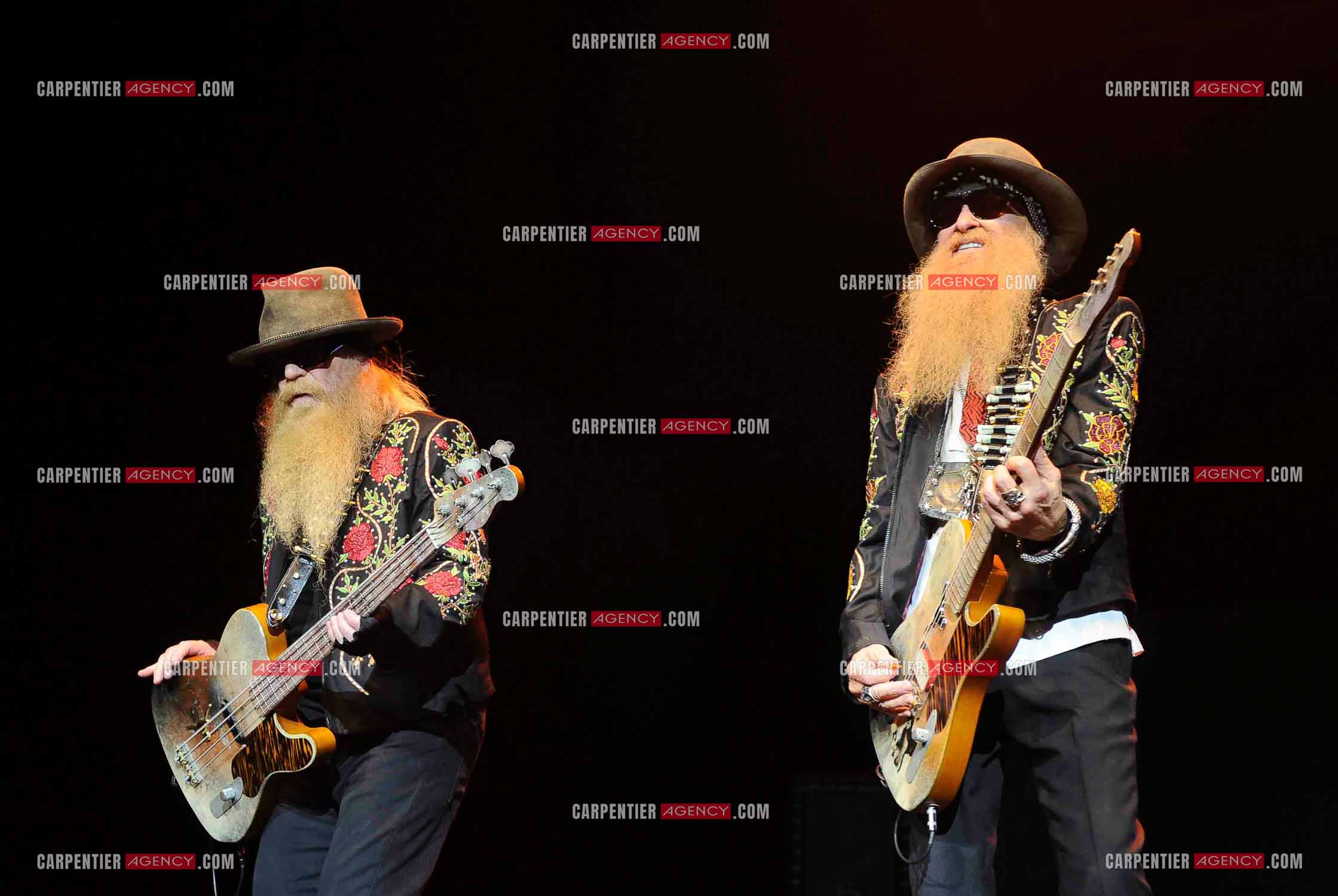Le groupe de blues rock américain ZZ TOP composé de Dusty Hill et de Billy Gibbons en concert au Zénith de Paris en 2008.