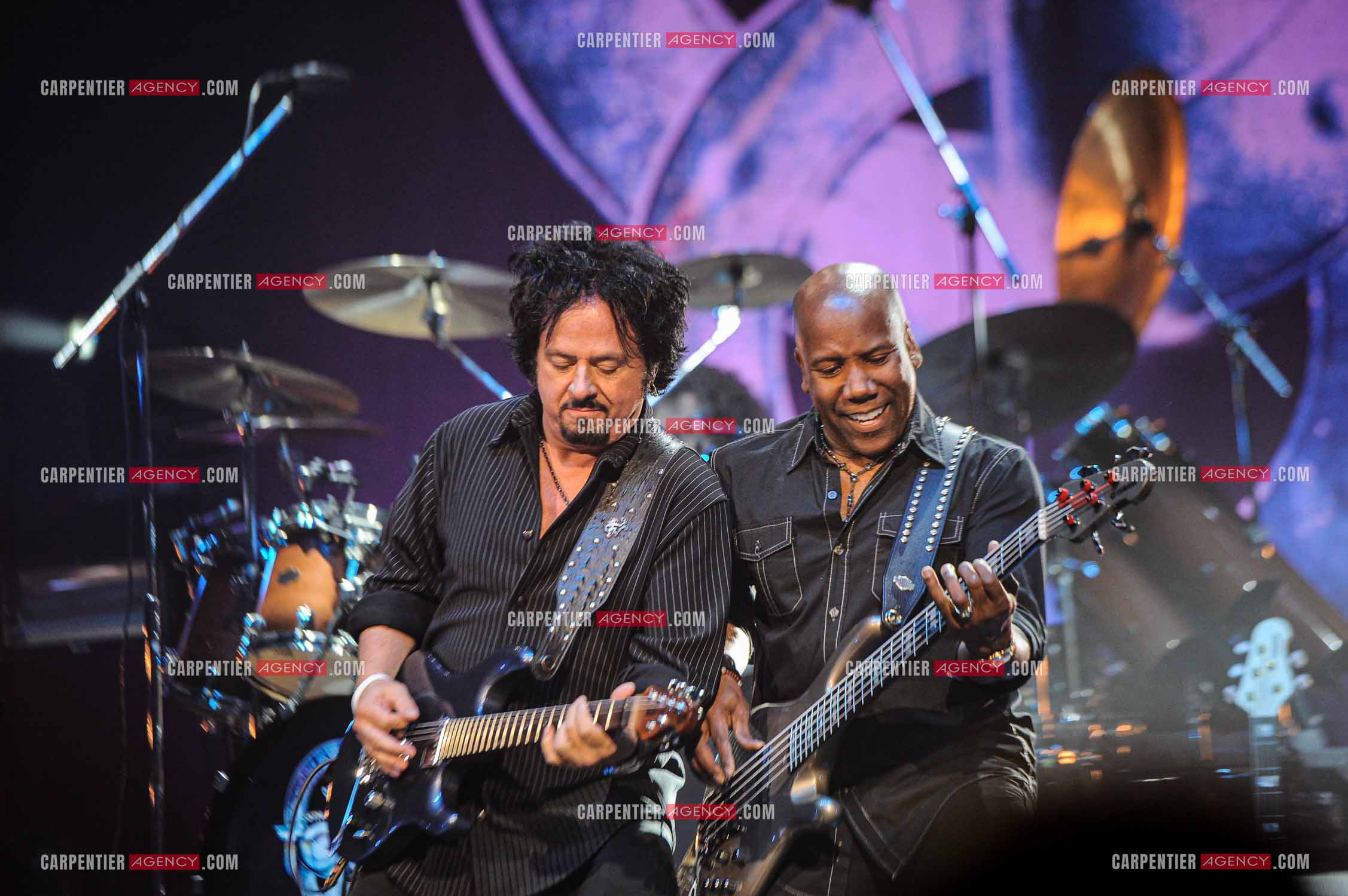 Le groupe Toto en concert au Zénith de Paris. Le guitariste du groupe Steve Lukather et le bassiste Nathan East.  ( Exclusif )
