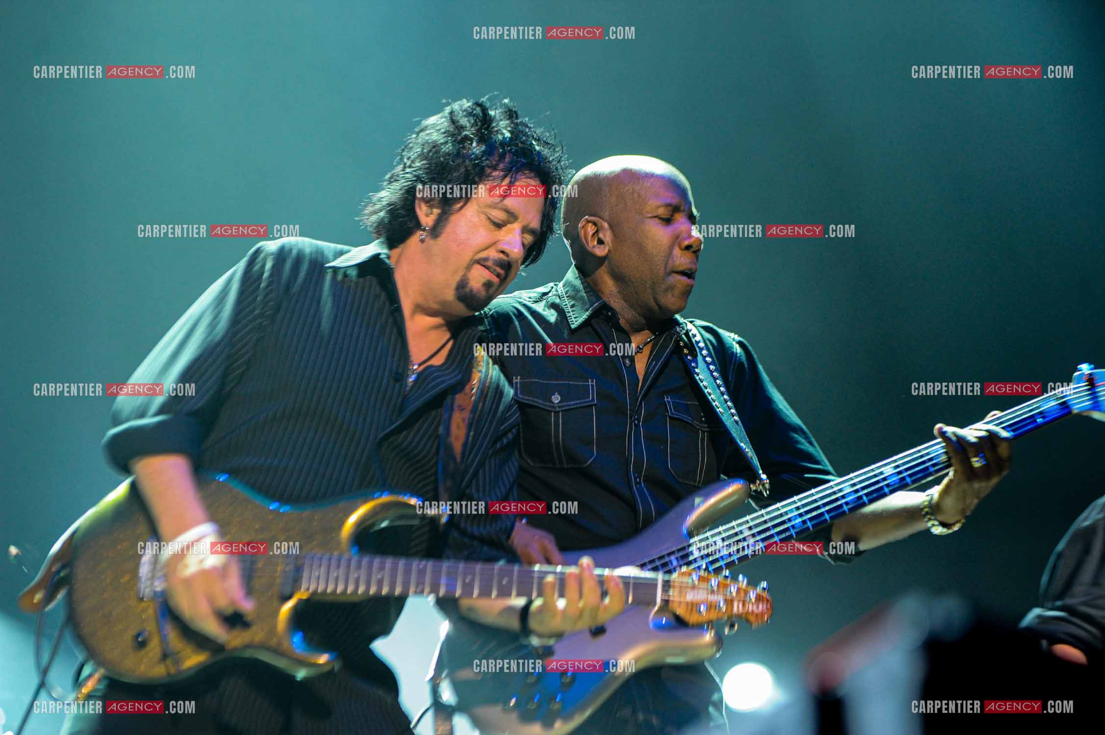 Le groupe Toto en concert au Zénith de Paris. Le guitariste du groupe Steve Lukather et le bassiste Nathan East.  ( Exclusif )