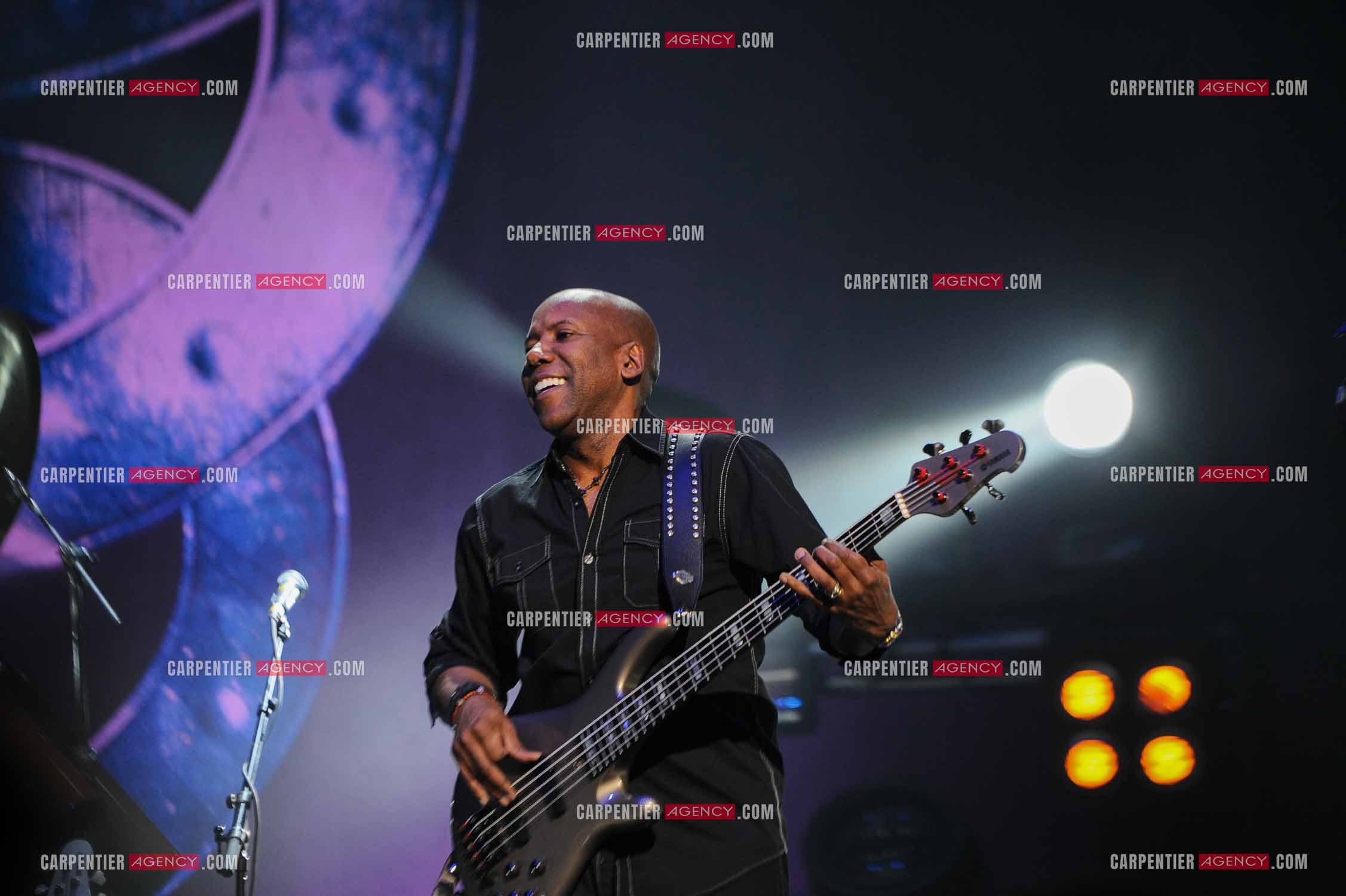 Le groupe Toto en concert au Zénith de Paris. Le bassiste du groupe, Nathan East.  ( Exclusif )