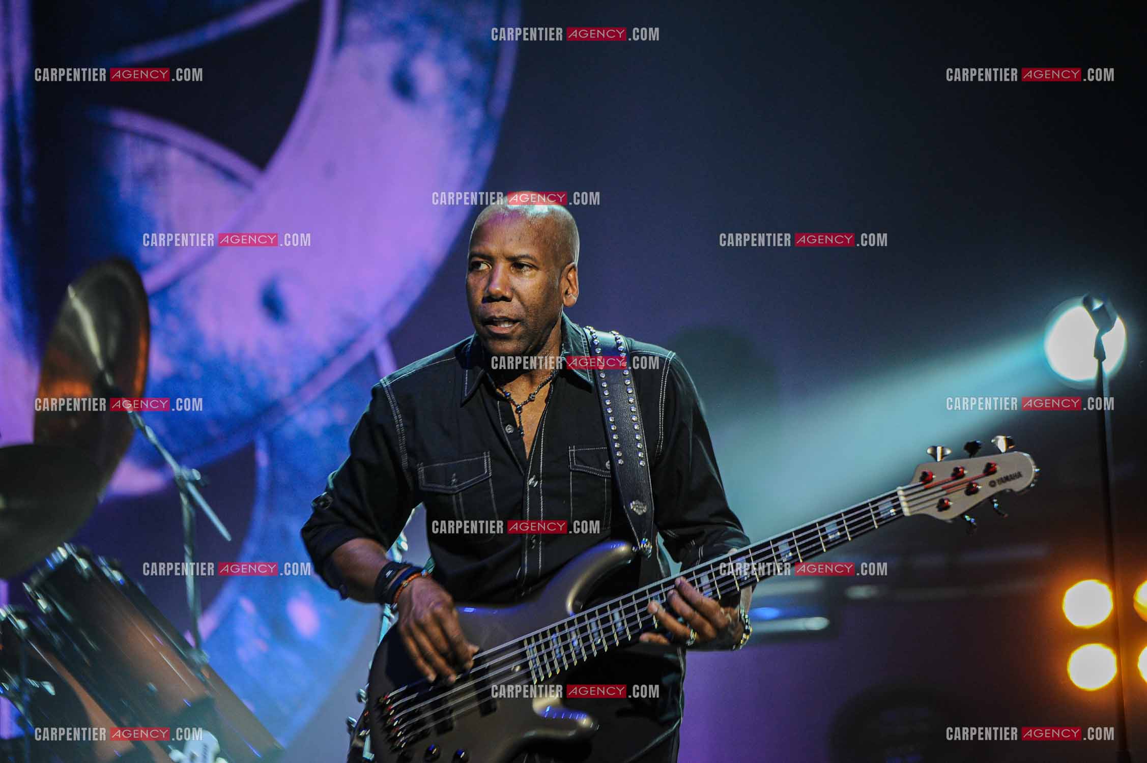 Le groupe Toto en concert au Zénith de Paris. Le bassiste du groupe, Nathan East.  ( Exclusif )