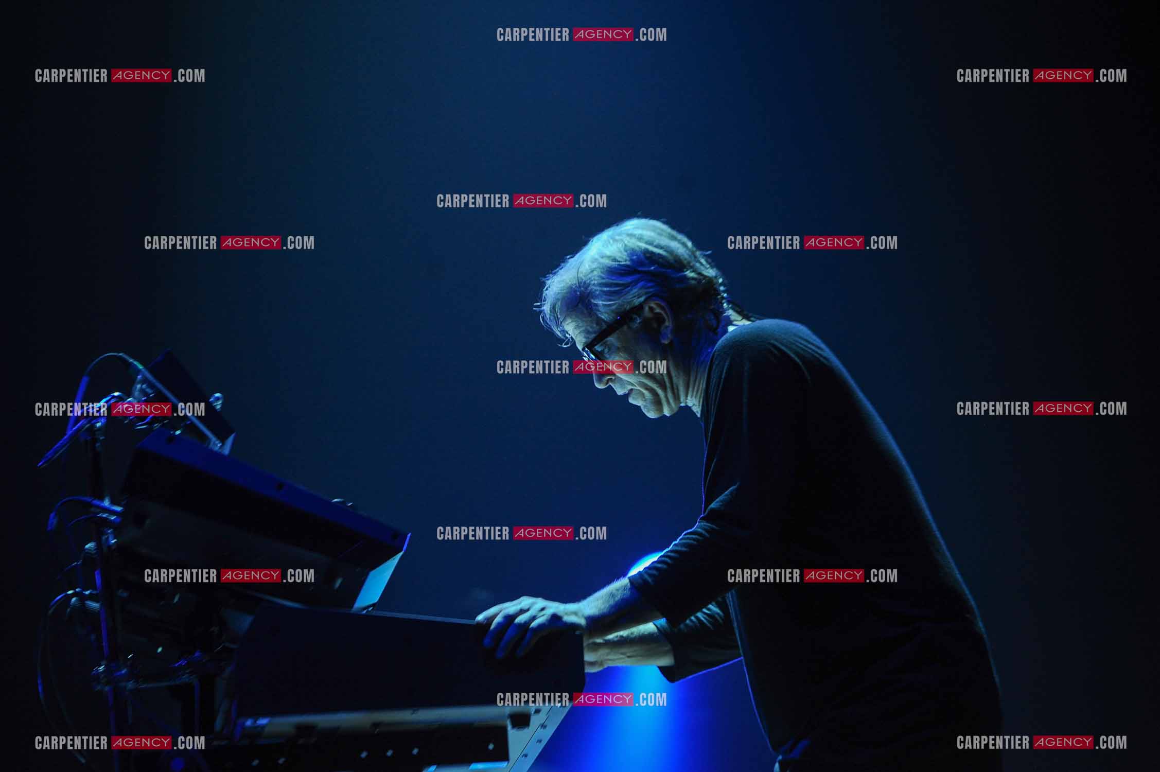 Le groupe Toto en concert au Zénith de Paris. En second clavier du groupe, Steve Porcaro. ( Exclusif )
