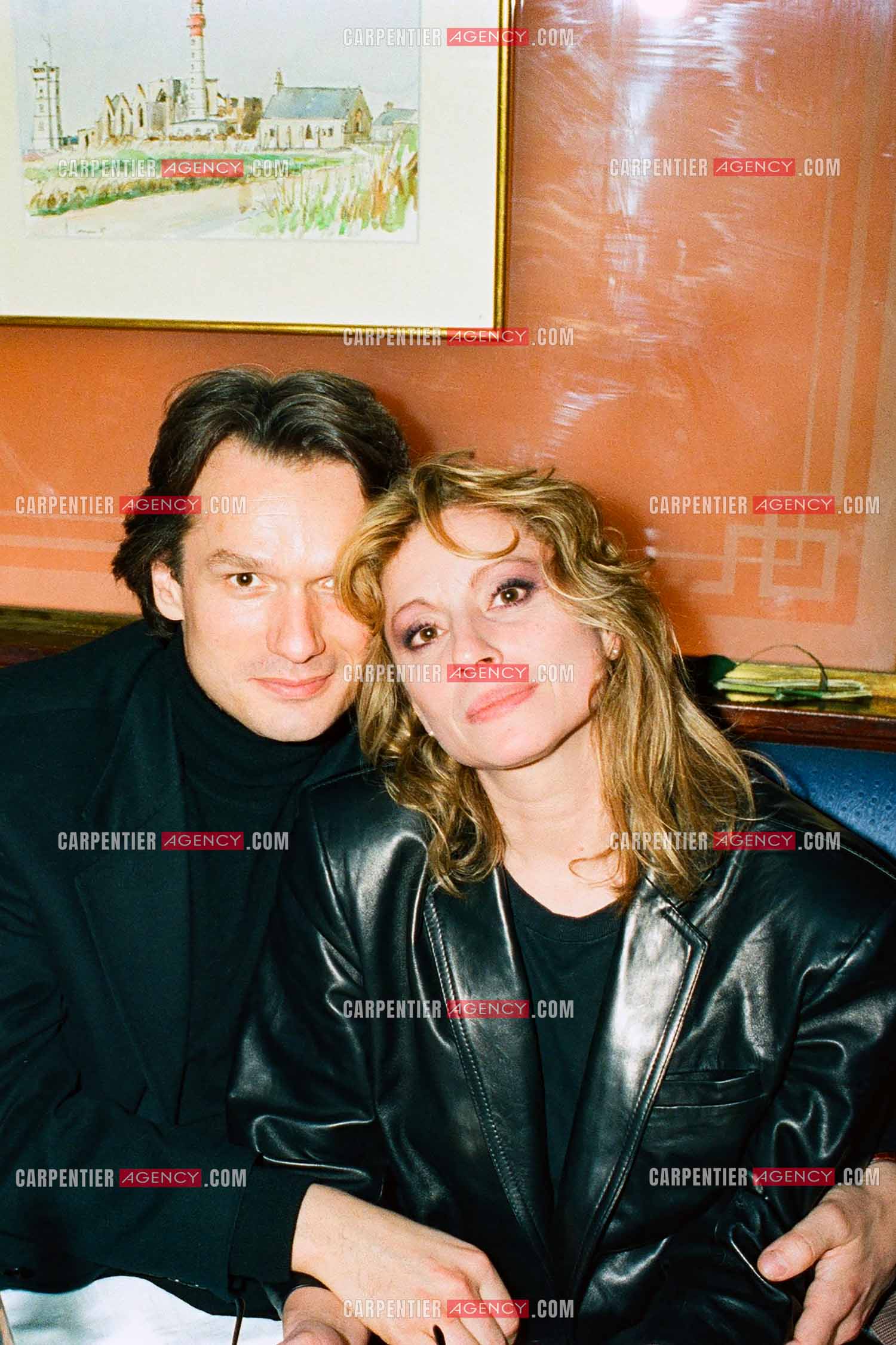 La chanteuse Véronique Sanson lors d'un diner avec son nouveau compagnon l'acteur François-Éric Gendron en 1989.   ( Exclusif )