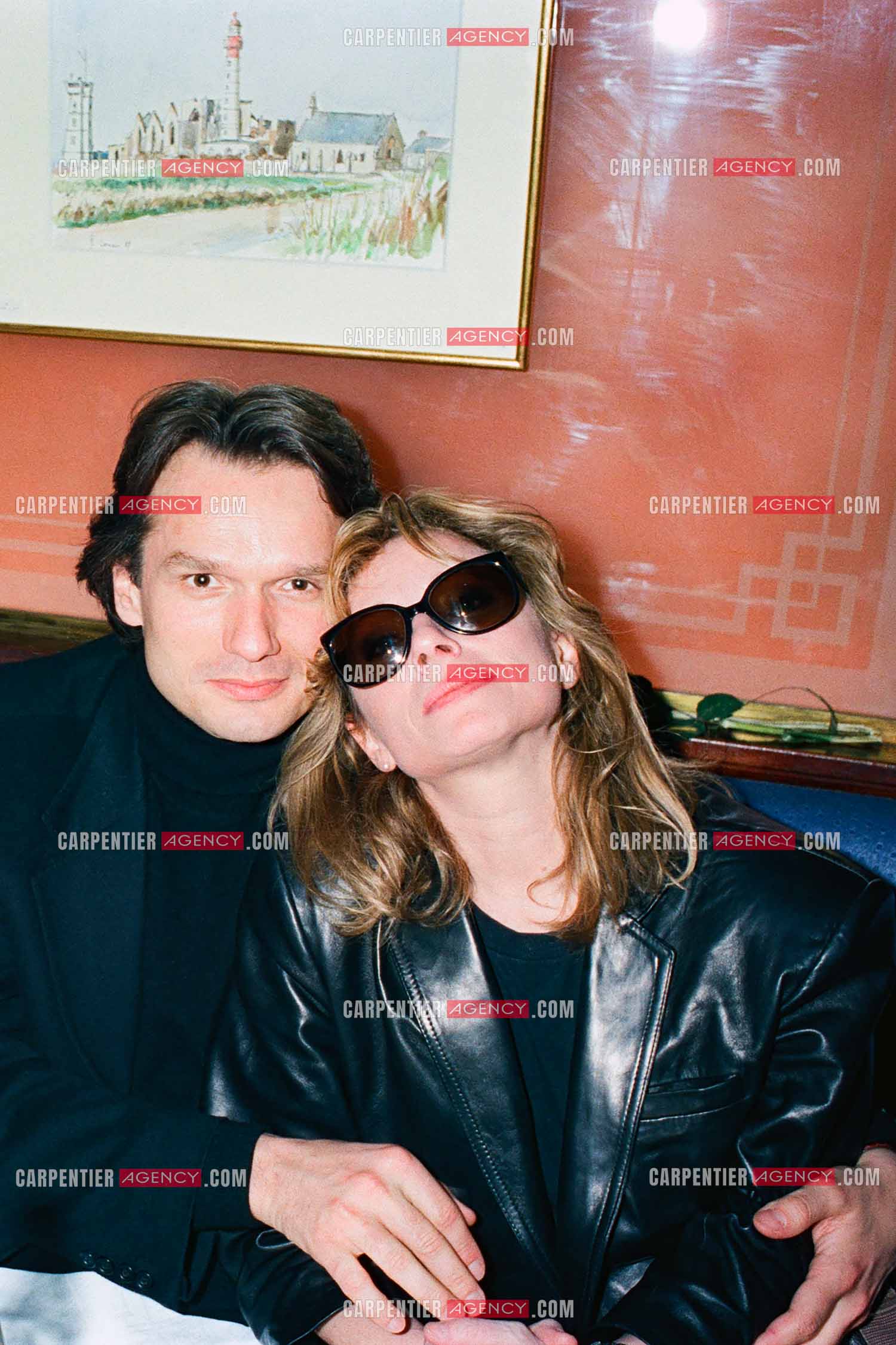 La chanteuse Véronique Sanson lors d'un diner avec son nouveau compagnon l'acteur François-Éric Gendron en 1989.   ( Exclusif )