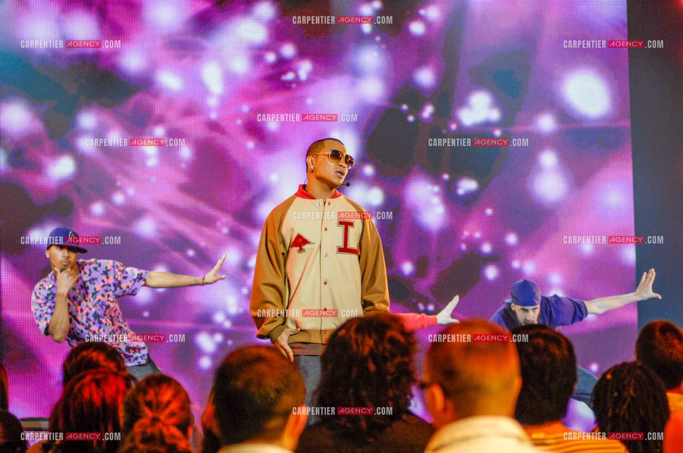 Le chanteur Willy Denzey invité de l'émission Hit Machine.    ( Exclusif )