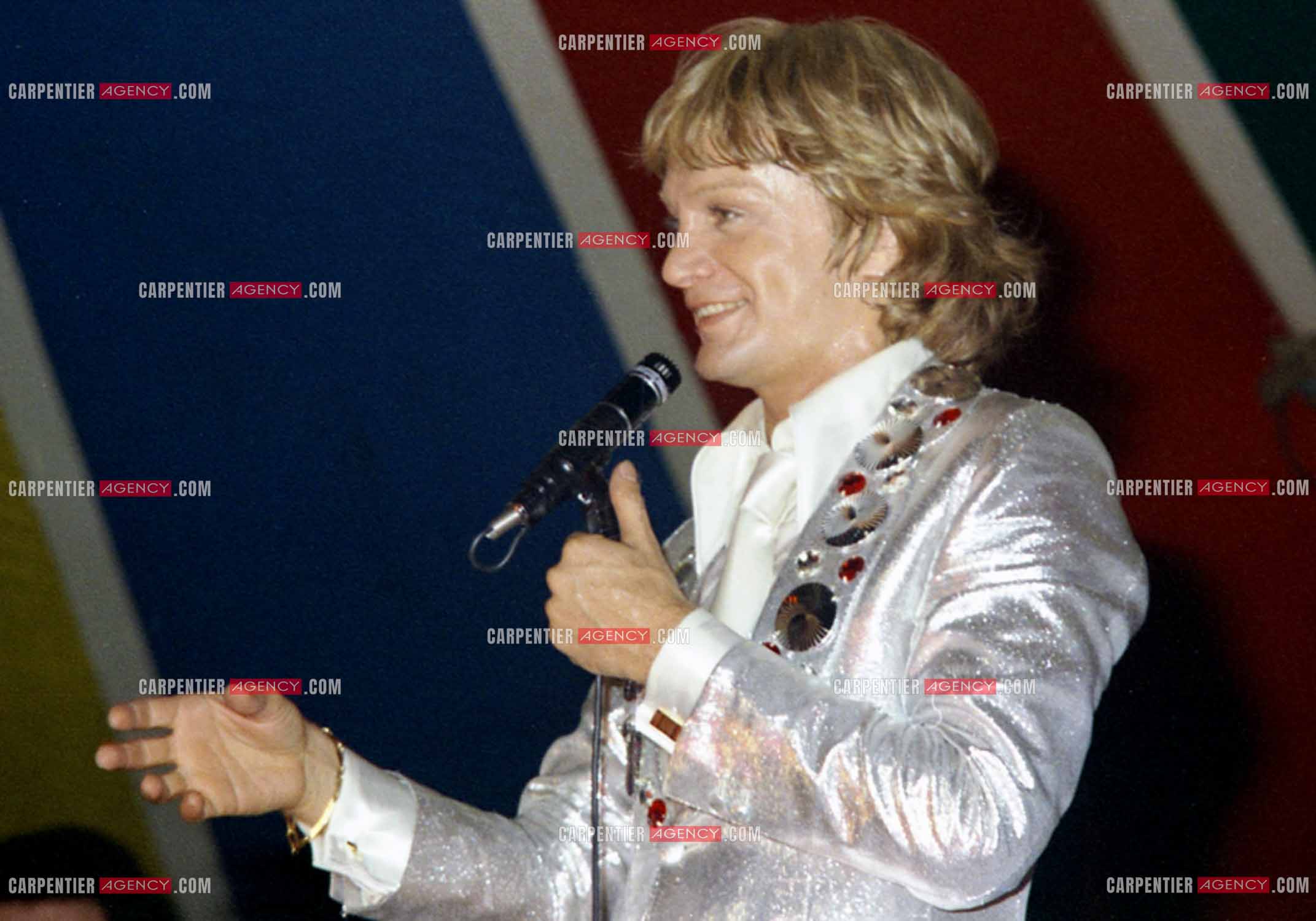 Le chanteur Claude François en concert.