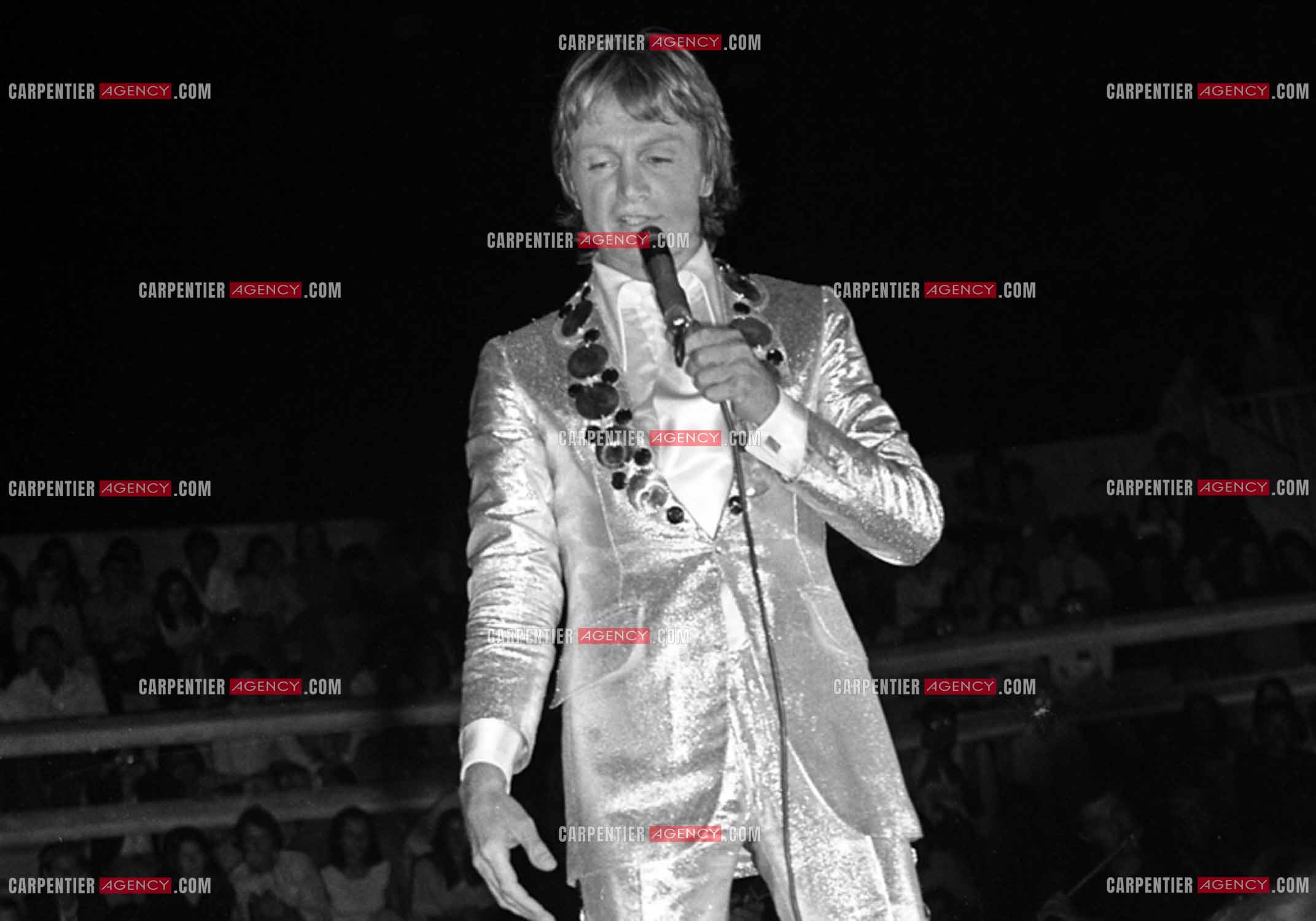 Le chanteur Claude François en concert.