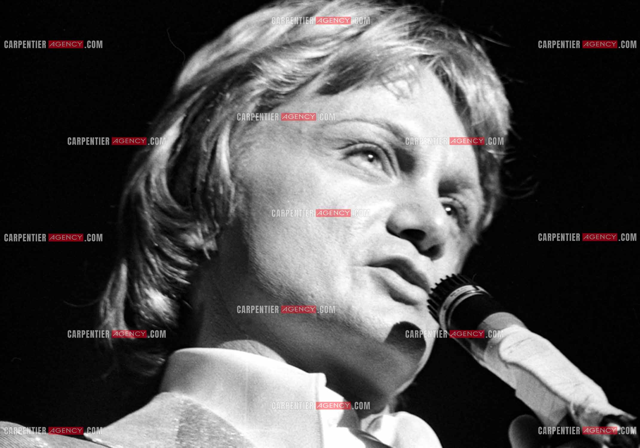 Le chanteur Claude François en concert.