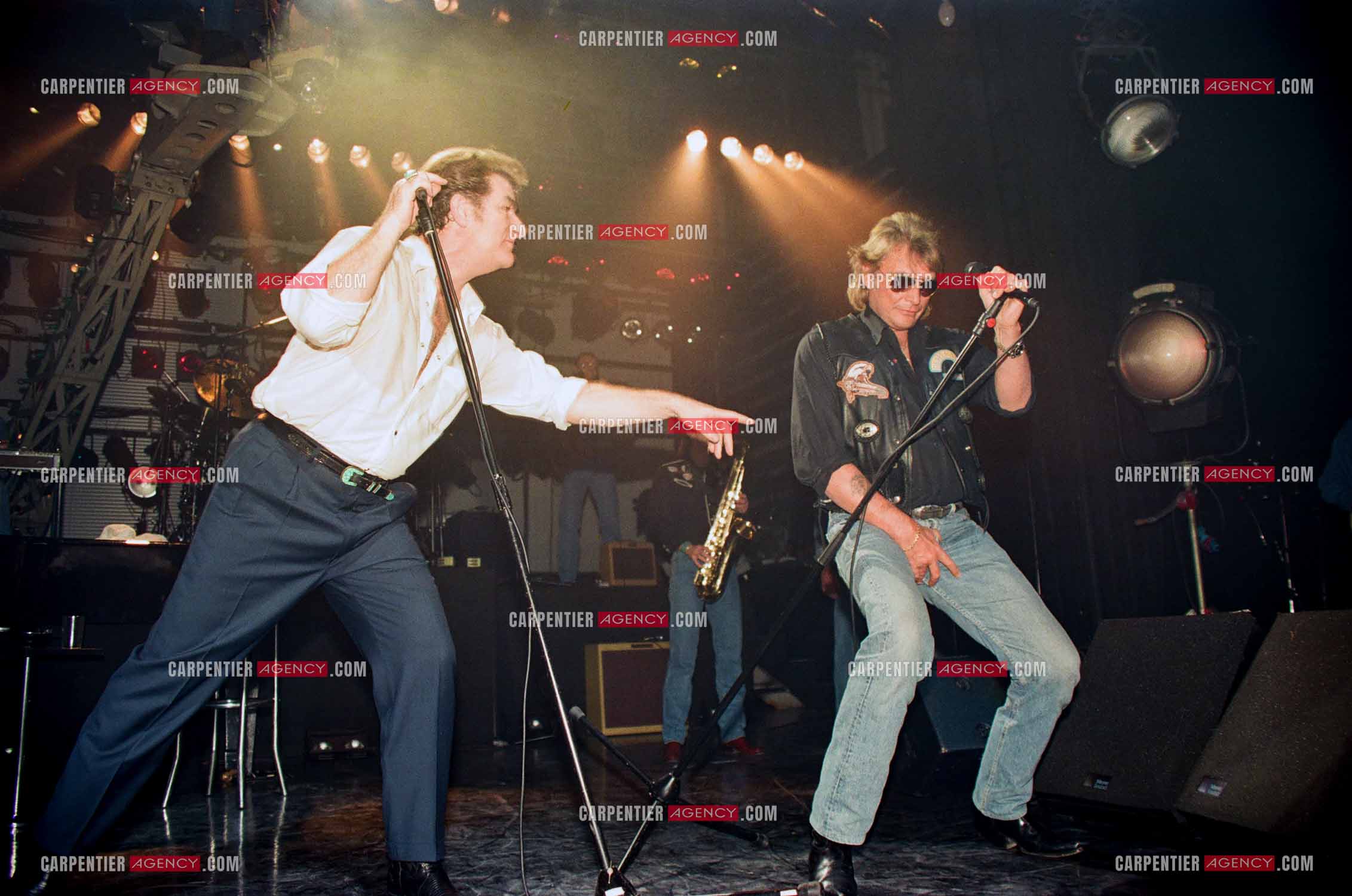 Le chanteur Eddy Mitchell lors de son Country-Rock à l'Olympia du 04 au 09 janvier 1994. Son ami Johnny Hallyday venu sur scène lors de la dernière date pour un duo sur le titre "Be Bop A Lula".  ( Exclusif )