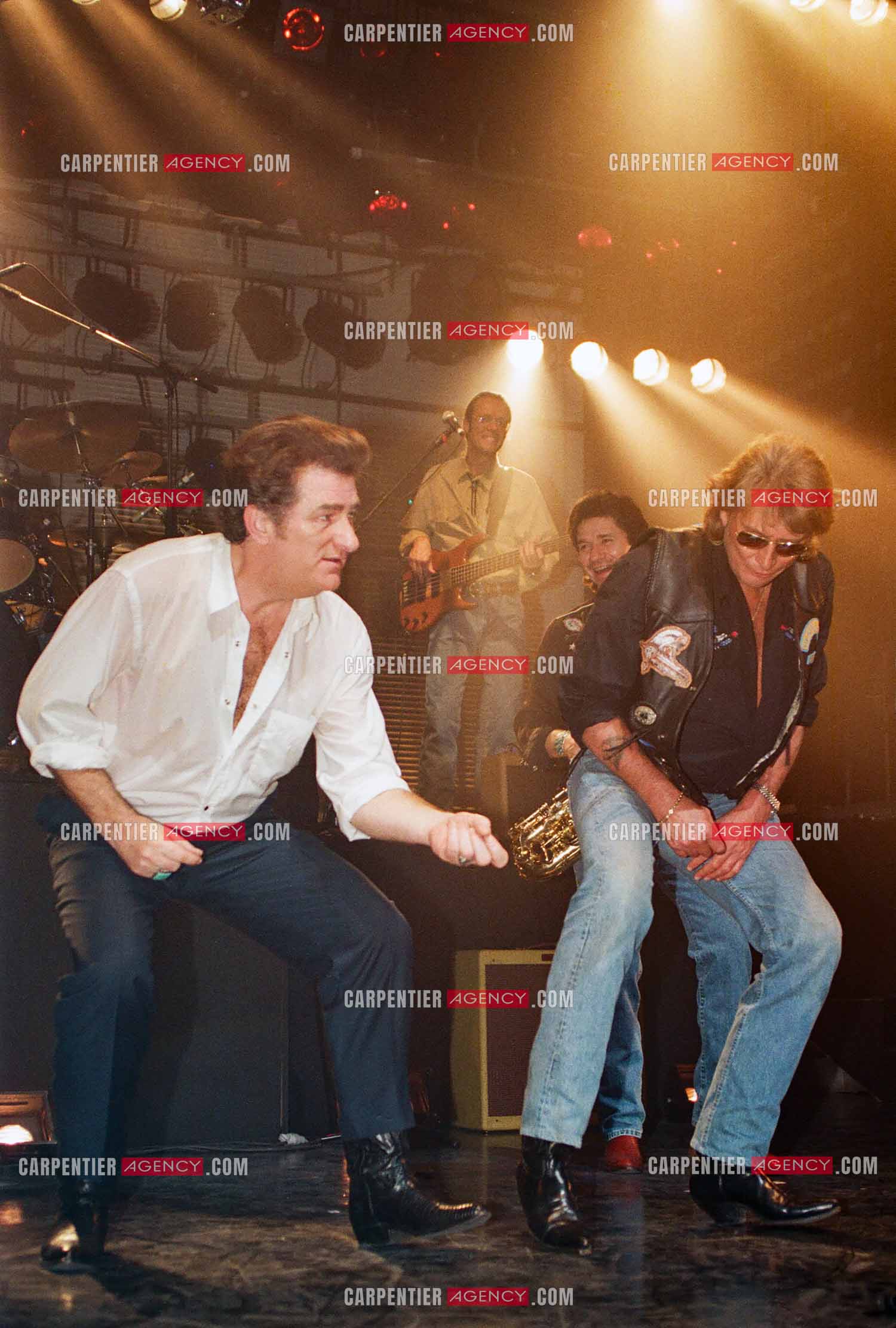 Le chanteur Eddy Mitchell lors de son Country-Rock à l'Olympia du 04 au 09 janvier 1994. Son ami Johnny Hallyday venu sur scène lors de la dernière date pour un duo sur le titre "Be Bop A Lula".  ( Exclusif )