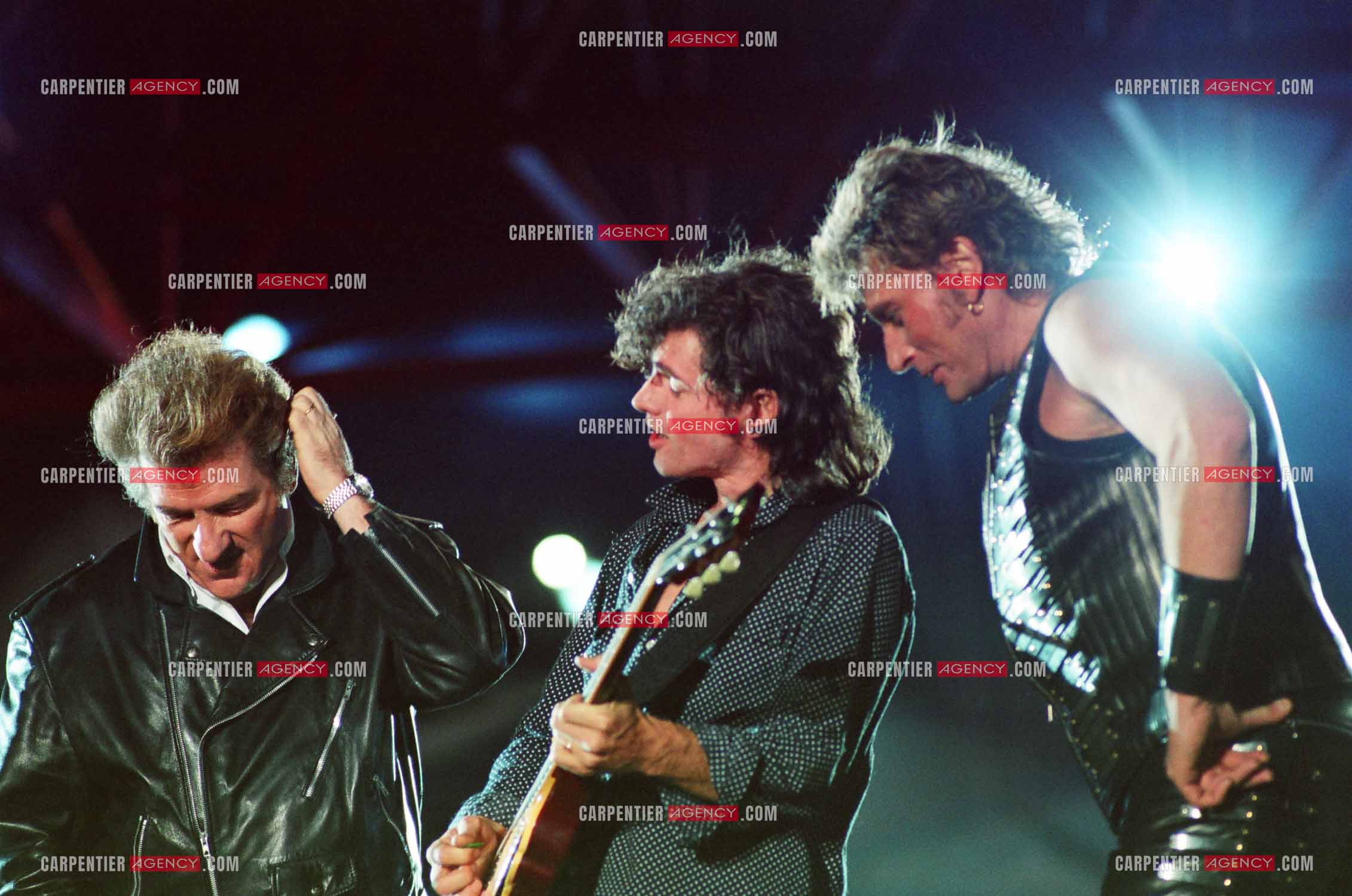 Le chanteur Johnny Hallyday et son ami Eddy Mitchell accompagné de Paul Personne en concert au Parc des Princes en 1993.