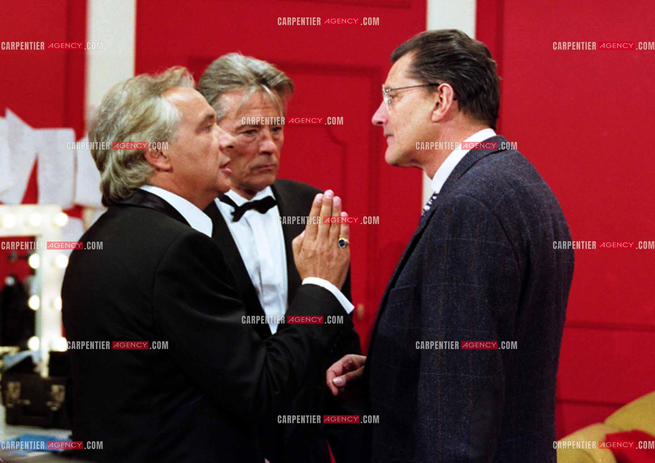 L'acteur Alain Delon invité dans l'émission spéciale Michel Sardou produite par Jean-Claude Camus en 1997.   ( Exclusif )