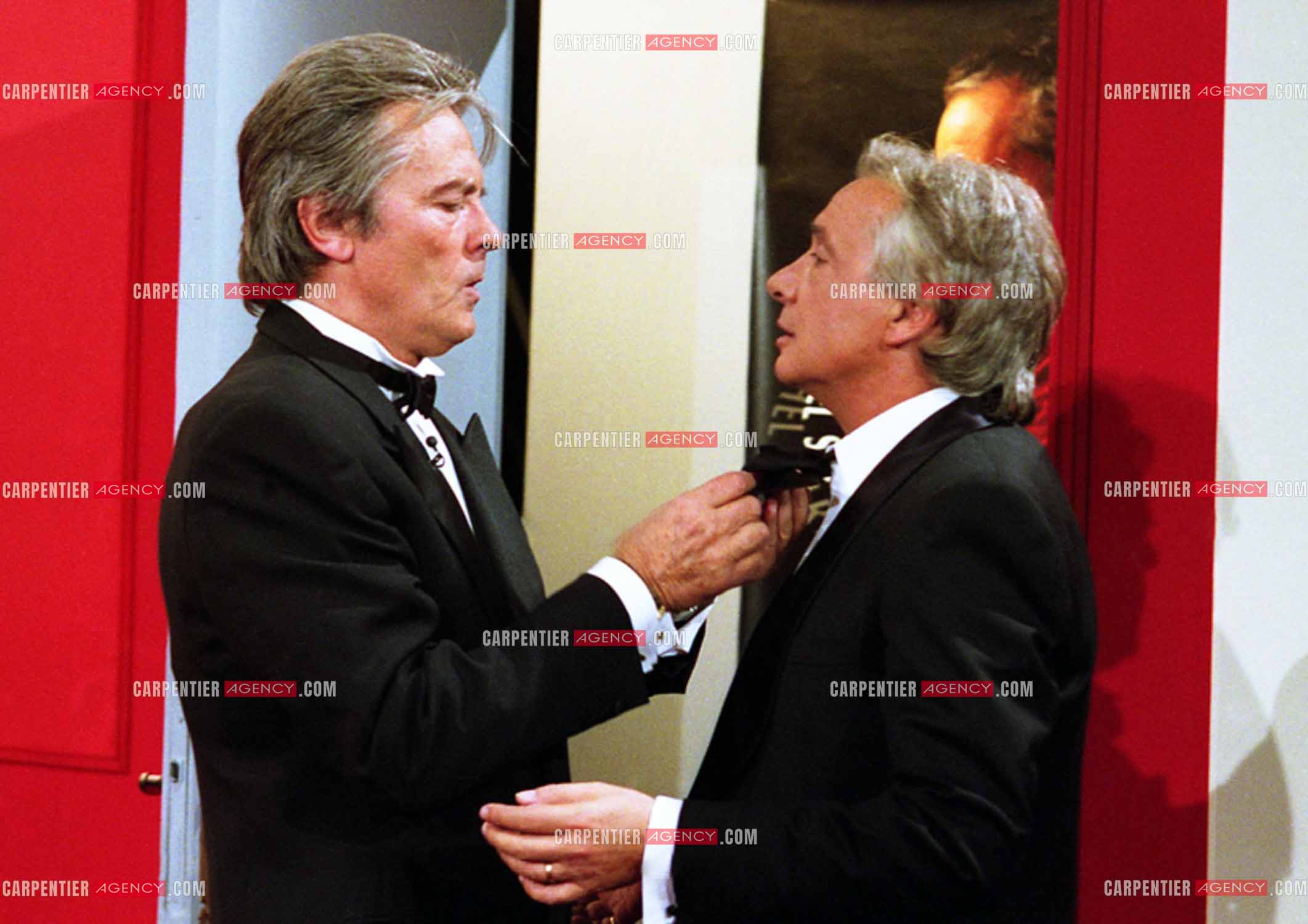 L'acteur Alain Delon invité dans l'émission spéciale Michel Sardou en 1997.      ( Exclusif )