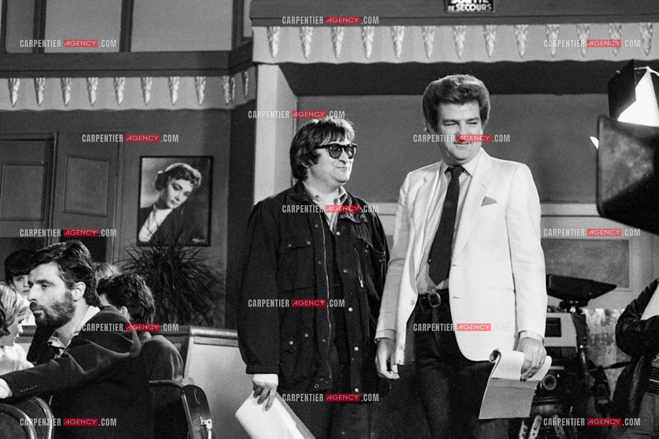 Le chanteur Eddy Mitchell avec le producteur et réalisateur Gérard Jourd'hui lors de l'émission télévisée 'La Dernière séance' le 24 janvier 1984 à Paris.