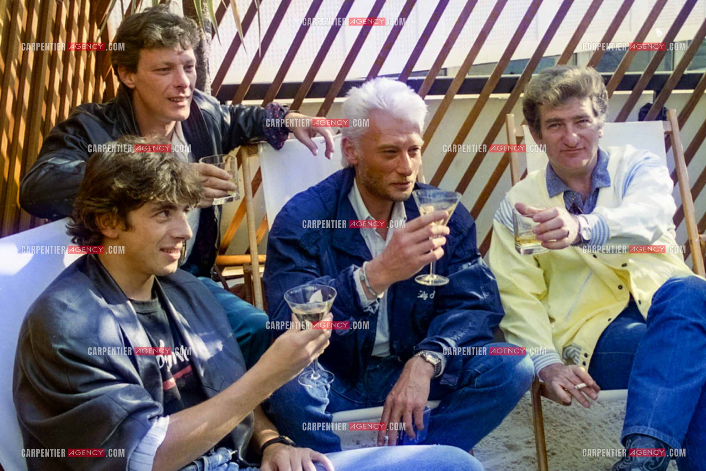 Les chanteurs Patrick Bruel, Herbert Léonard, Johnny Hallyday et Eddy Mitchell sur la terrasse du centre Beaugrenelle pour l'inauguration de La Boutique des Stars.
