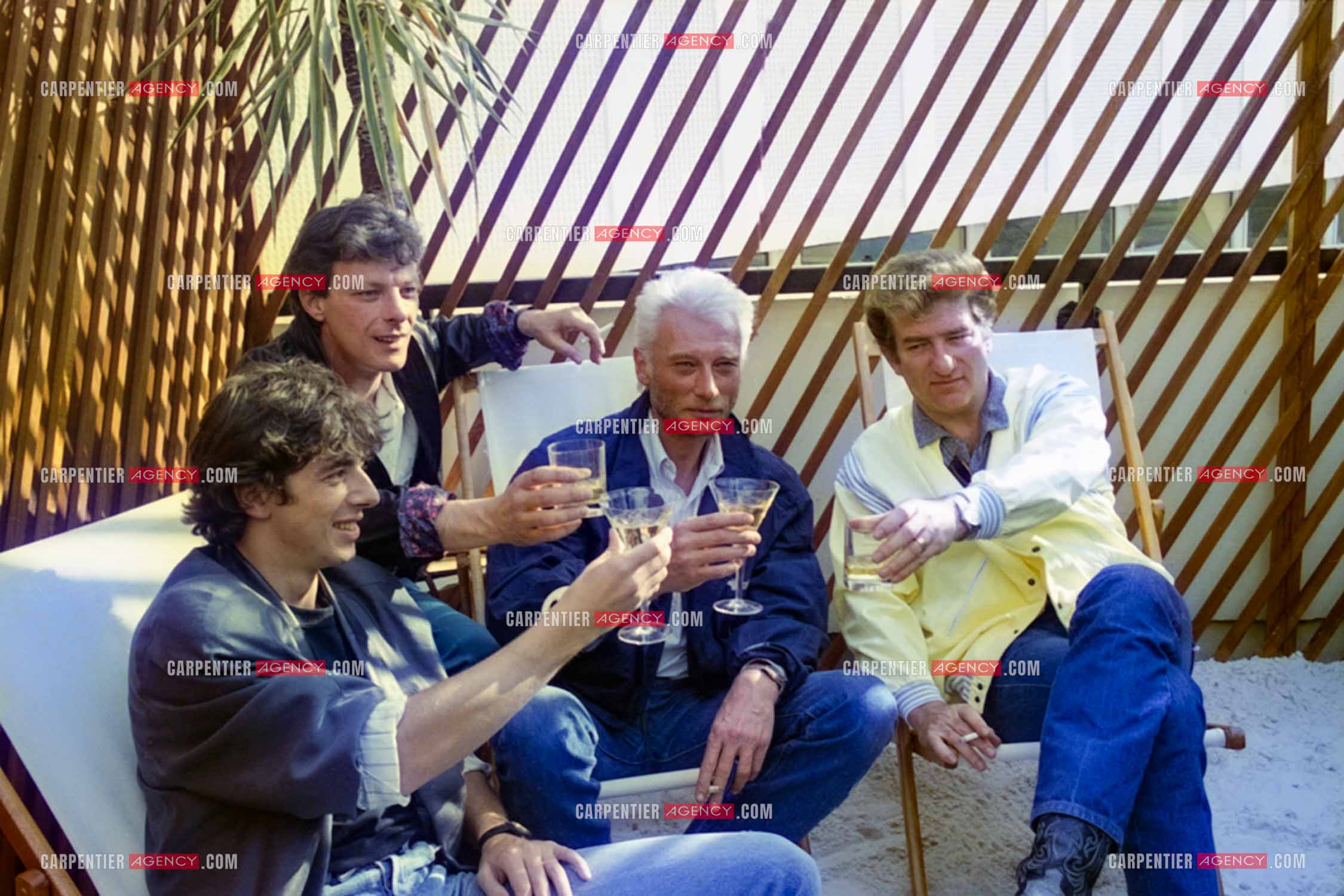 Les chanteurs Patrick Bruel, Herbert Léonard, Johnny Hallyday et Eddy Mitchell sur la terrasse du centre Beaugrenelle pour l'inauguration de La Boutique des Stars.