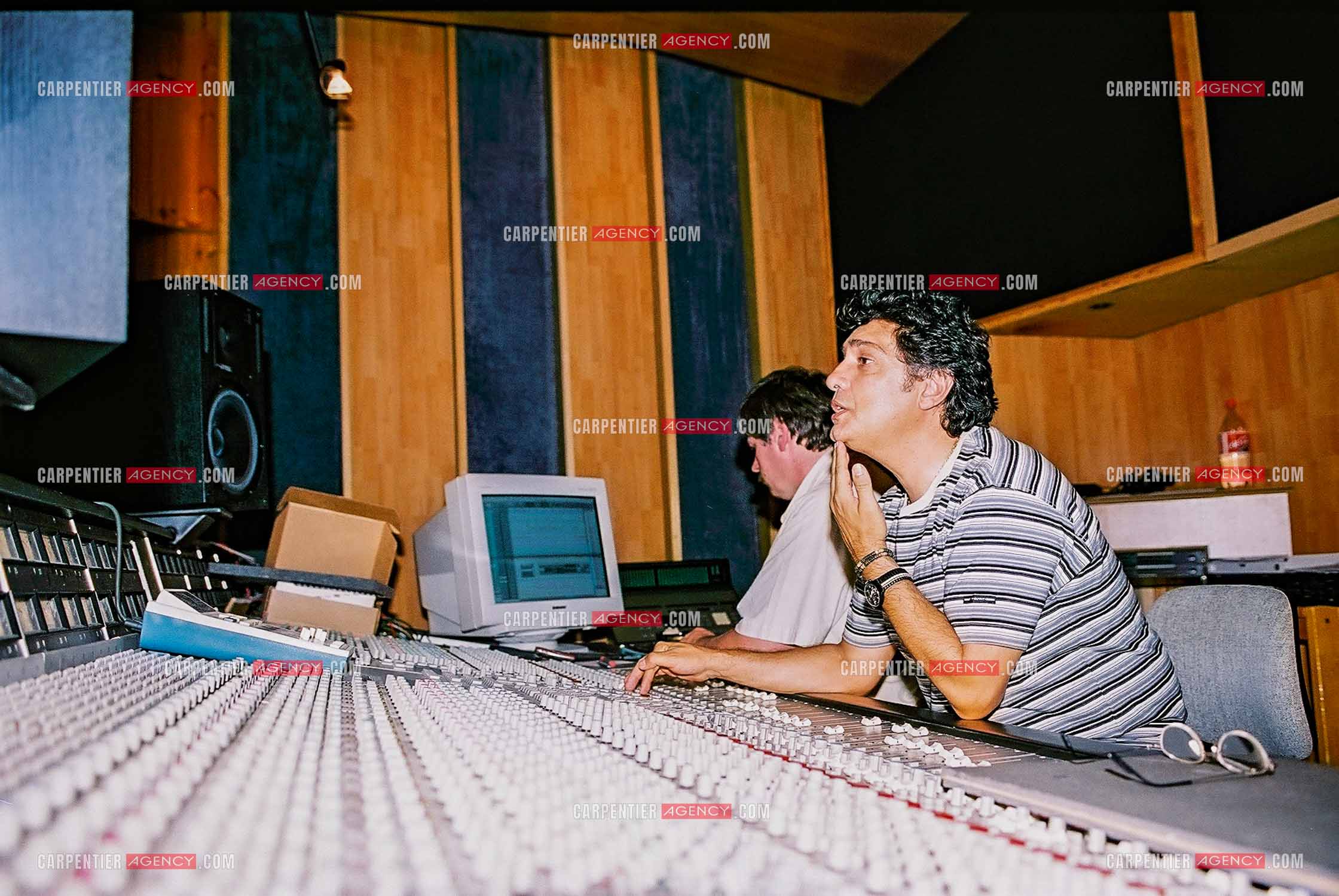 Le chanteur Frédéric François en studio.  ( Exclusif )