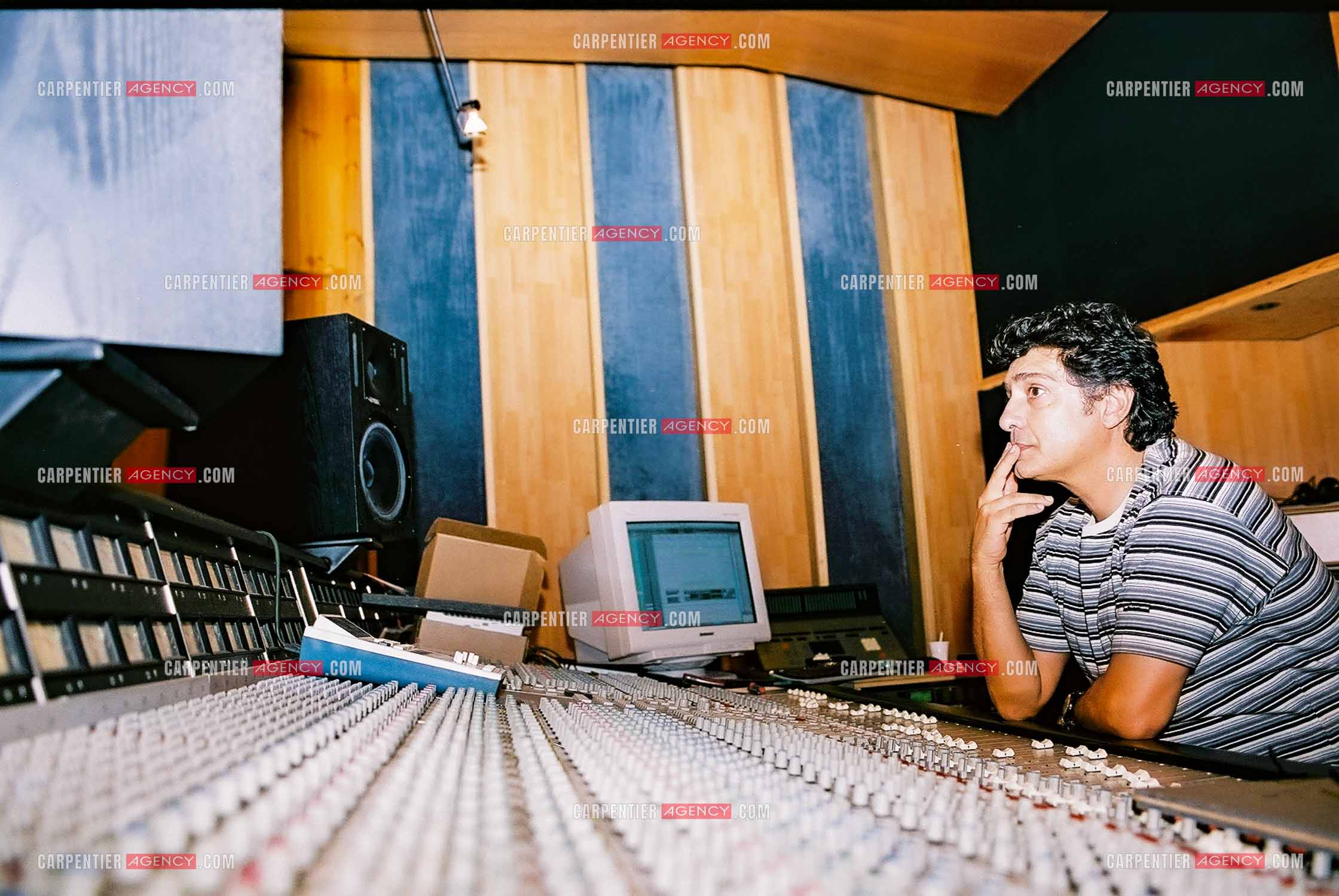 Le chanteur Frédéric François en studio.  ( Exclusif )