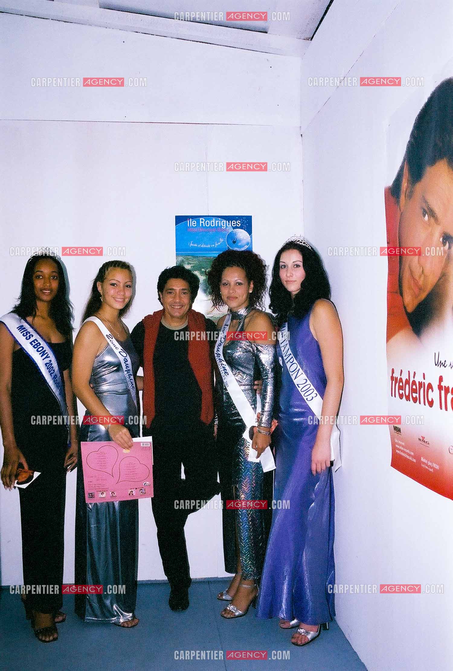 Le chanteur Frédéric François en concert sur l'ile de la Réunion pour le festival du Tampon. Dans les loges, Frédéric François entouré des Miss pour l'élection Miss Réunion. ( Exclusif )