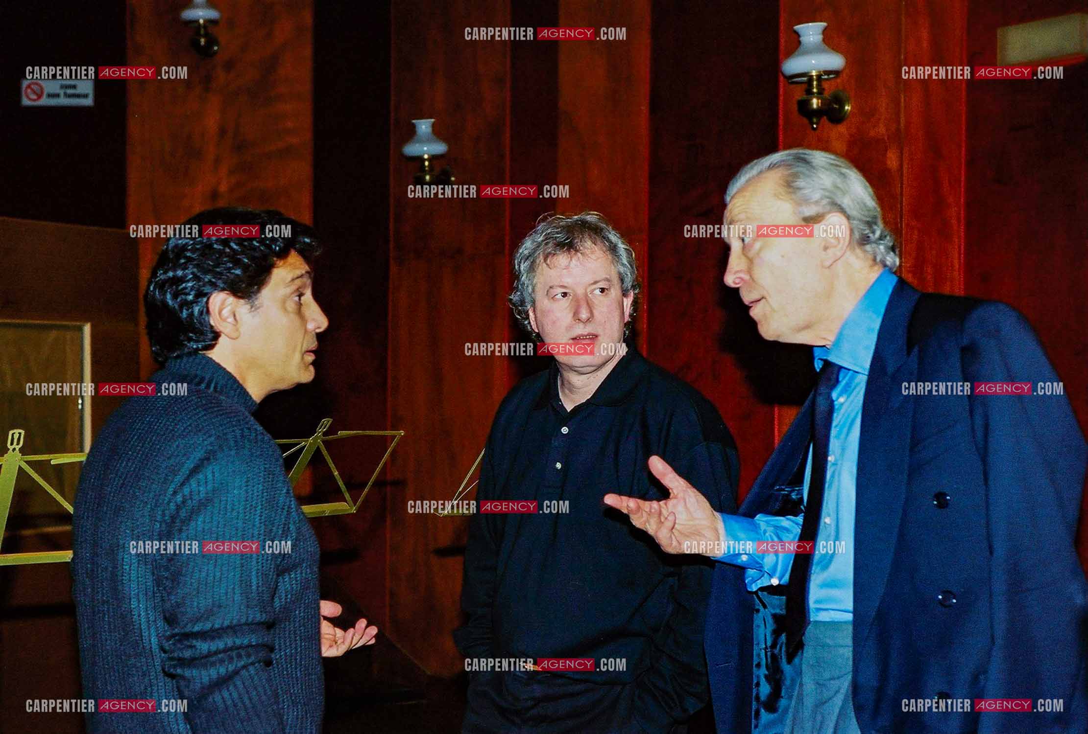 Le chanteur Frédéric François en studio avec son parolier Michel Jourdan et l'auteur-compositeur français Jean-Michel Bériat.  ( Exclusif )