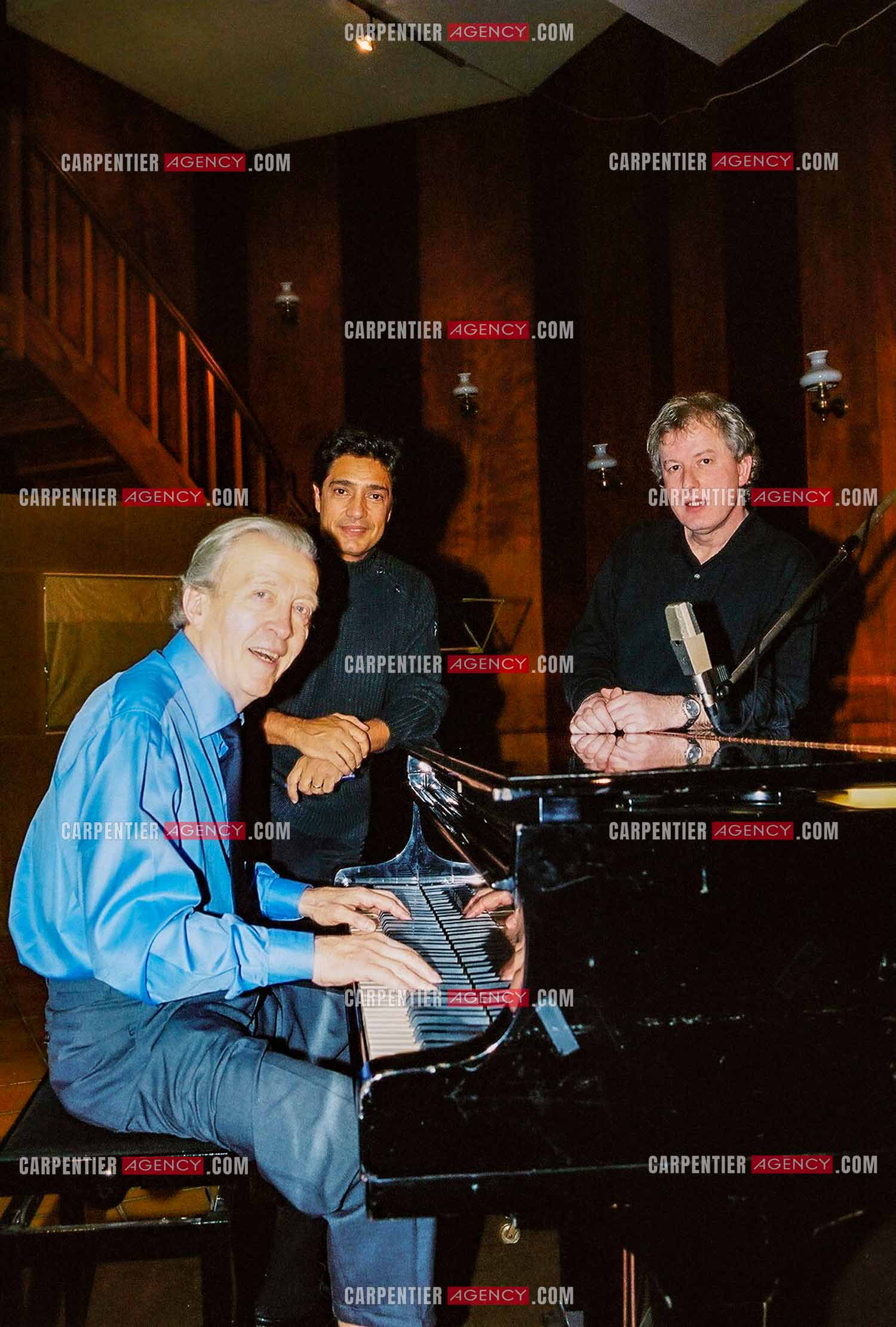 Le chanteur Frédéric François en studio avec son parolier Michel Jourdan et l'auteur-compositeur français Jean-Michel Bériat.  ( Exclusif )