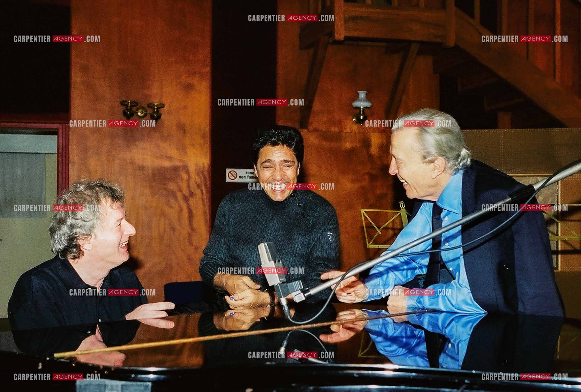 Le chanteur Frédéric François en studio avec son parolier Michel Jourdan et l'auteur-compositeur français Jean-Michel Bériat.  ( Exclusif )