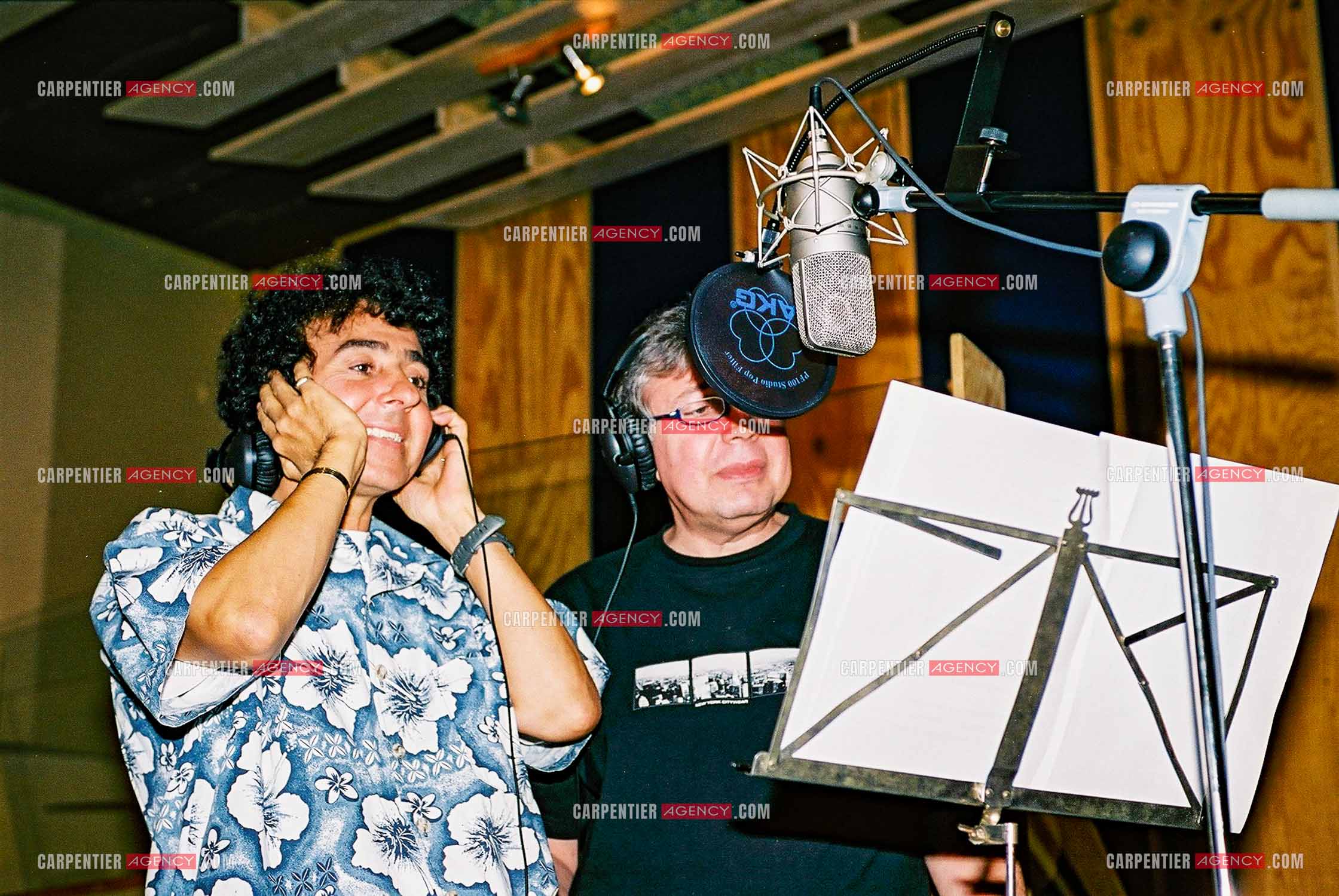 Le chanteur Frédéric François en studio avec les choristes les frères Costa.  ( Exclusif )