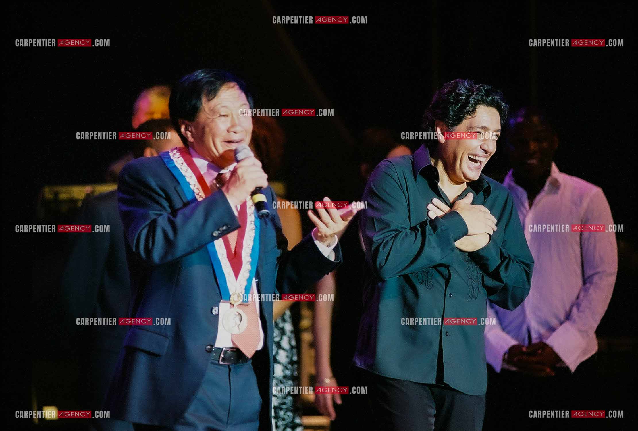 Le chanteur Frédéric François en concert sur l'ile de la Réunion pour le festival du Tampon. Sur scène, le maire de la ville du Tampon André Thien Ah Koon et Frédéric François.  ( Exclusif )