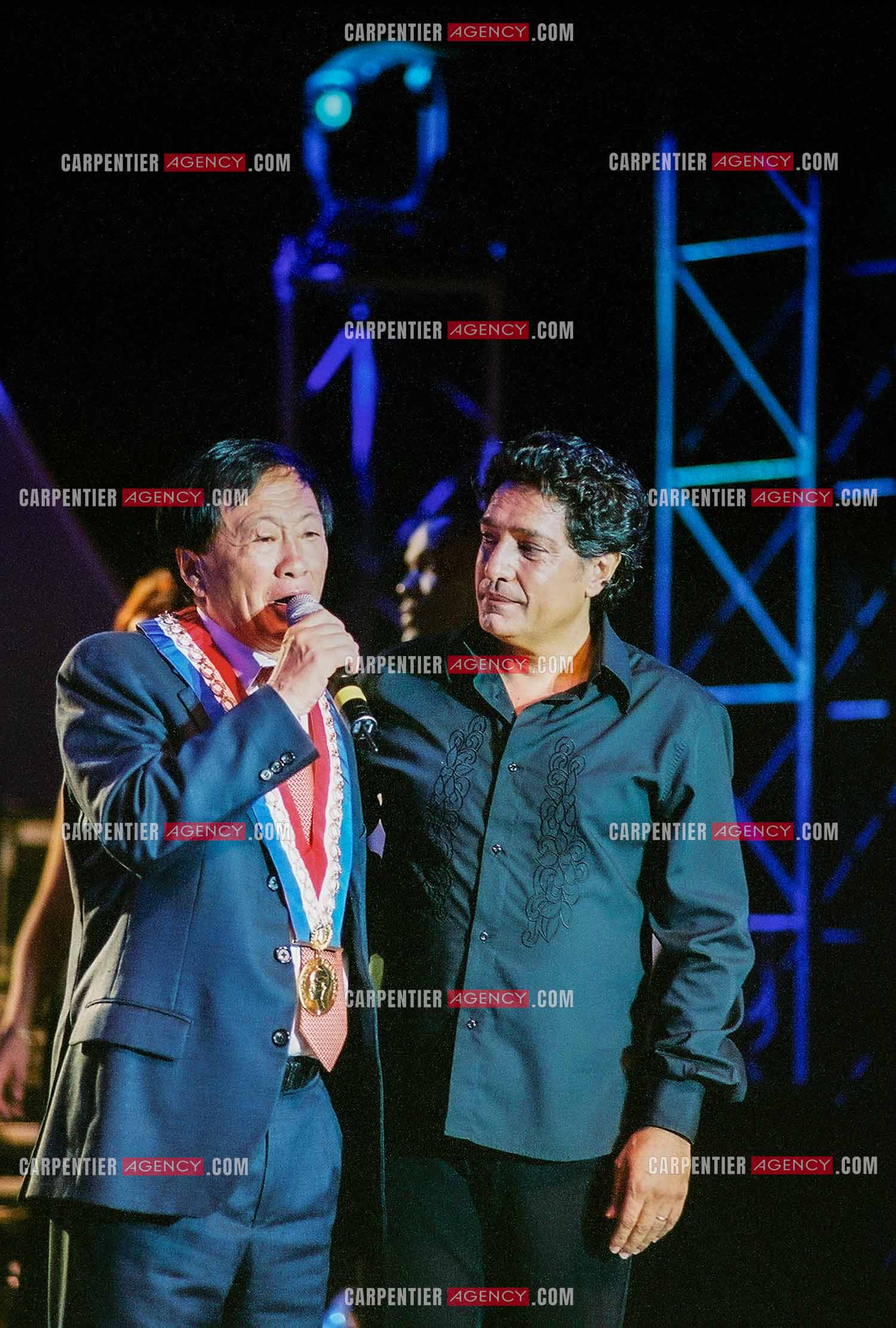 Le chanteur Frédéric François en concert sur l'ile de la Réunion pour le festival du Tampon. Sur scène, le maire de la ville du Tampon André Thien Ah Koon et Frédéric François.  ( Exclusif )