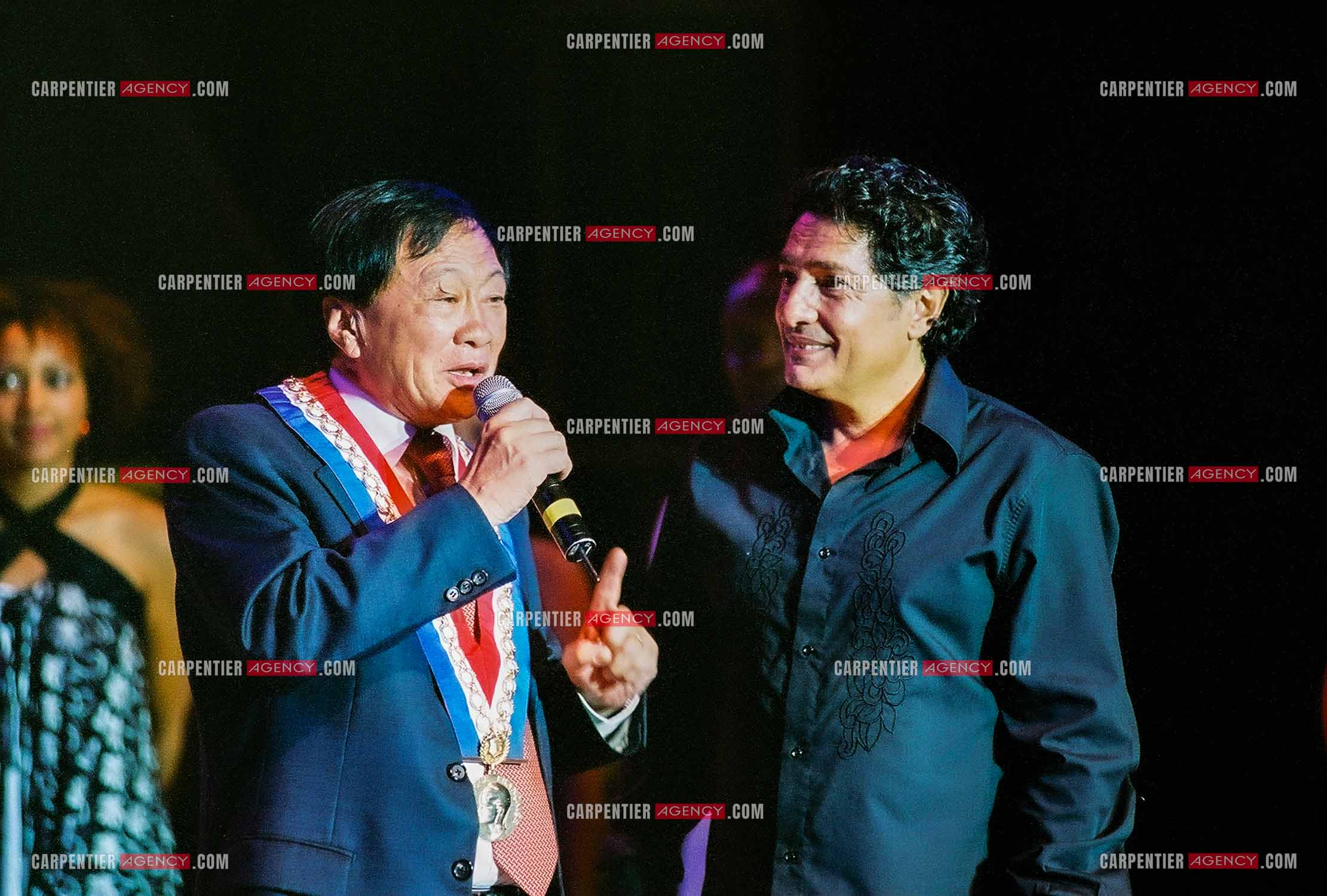 Le chanteur Frédéric François en concert sur l'ile de la Réunion pour le festival du Tampon. Sur scène, le maire de la ville du Tampon André Thien Ah Koon et Frédéric François.  ( Exclusif )