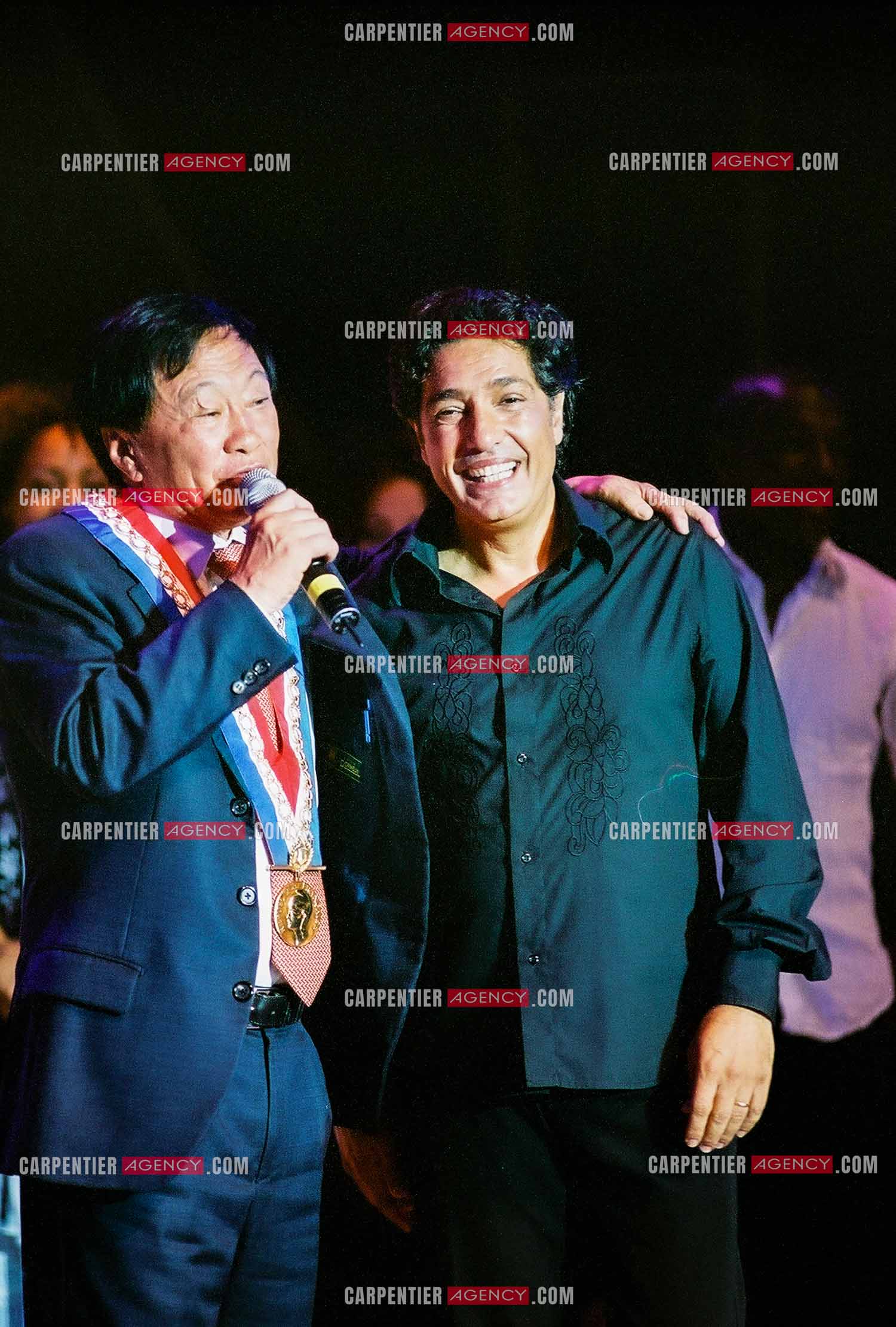 Le chanteur Frédéric François en concert sur l'ile de la Réunion pour le festival du Tampon. Sur scène, le maire de la ville du Tampon André Thien Ah Koon et Frédéric François.  ( Exclusif )