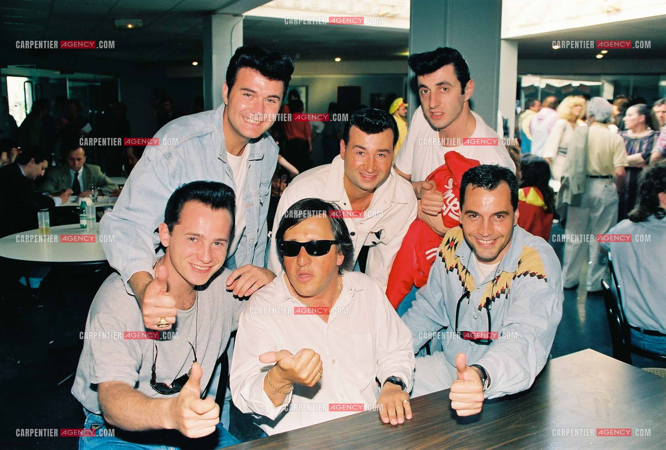 Le chanteur Gilbert Montagné en compagnie du groupe de rock français, Les Vagabonds.  ( Exclusif )