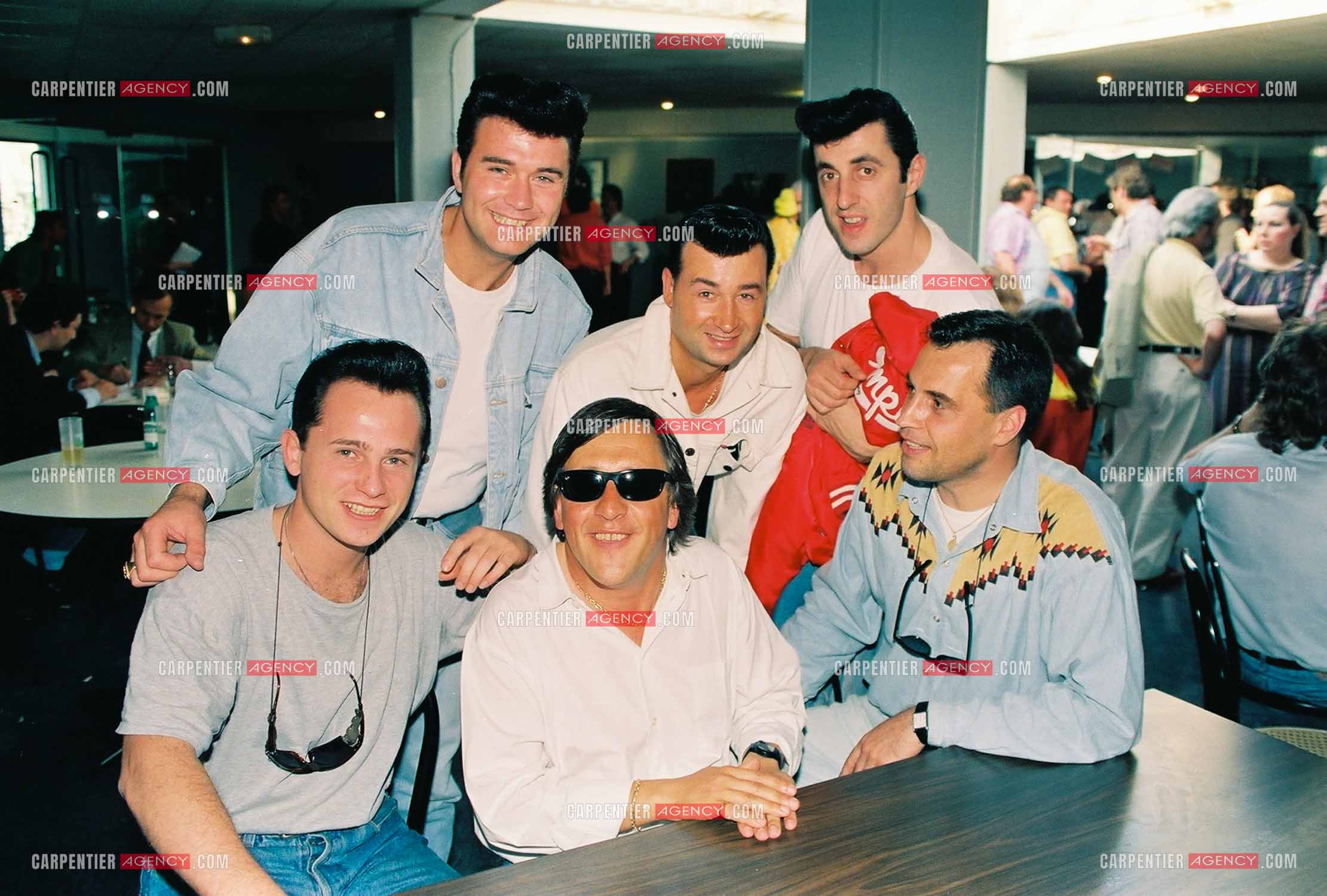 Le chanteur Gilbert Montagné en compagnie du groupe de rock français, Les Vagabonds.  ( Exclusif )