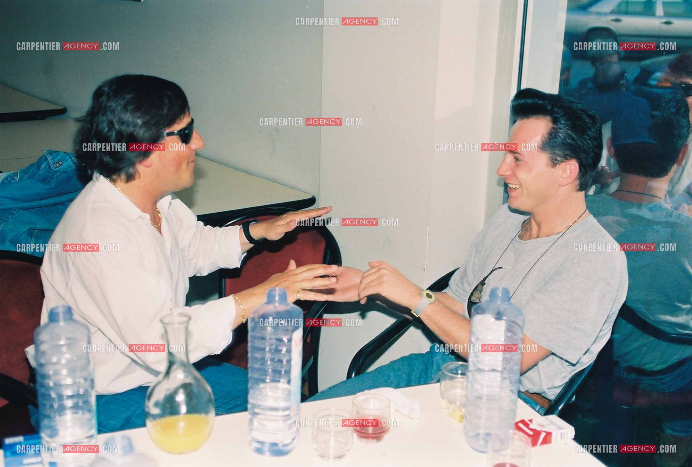 Le chanteur Gilbert Montagné en compagnie du groupe de rock français, Les Vagabonds.  ( Exclusif )